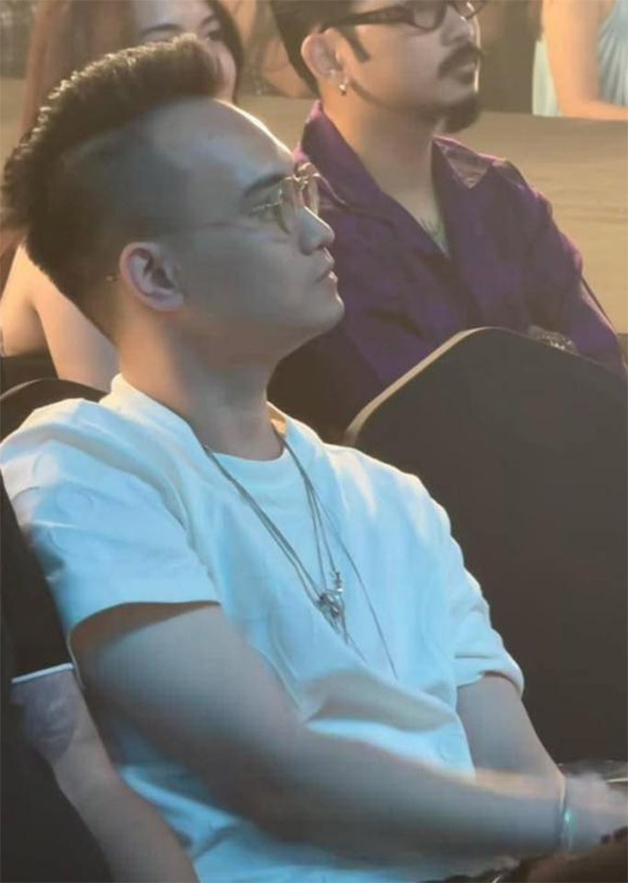 "Mong mọi người dừng đưa thông tin sai lệch. Buổi chiều nay, tôi có người bạn mời đến buổi đấu giá để ủng hộ bà con ảnh hưởng bão Yagi. Chỉ đơn giản tôi mua tất cả những gì được bán đấu giá nhằm ủng hộ bà con. Xin mọi người có cái nhìn khách quan đừng đưa mọi việc theo hướng khác. Tôi xin gửi lại tranh cho chính chủ để được bảo quản tốt hơn", Nghiêm Đức viết trên trang cá nhân. (Ảnh: Ngoisao.vn)