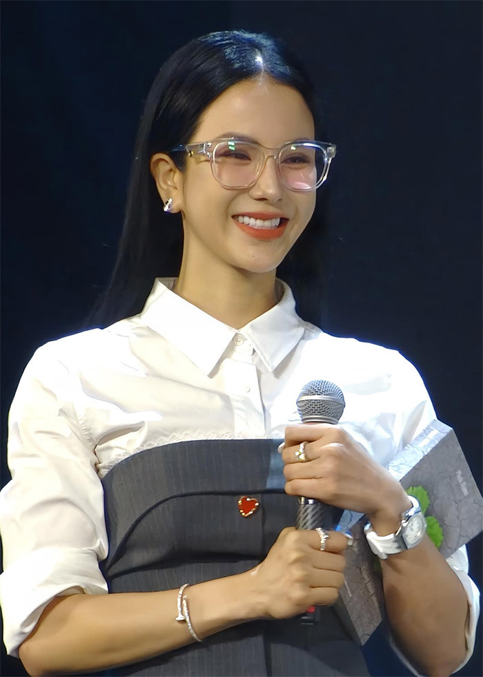 Về phía Diệp Lâm Anh, cô chỉ chia sẻ ngắn gọn trên trang cá nhân hai từ "hoan hỷ" sau buổi đấu giá. (Ảnh: FB Diệp Lâm Anh)