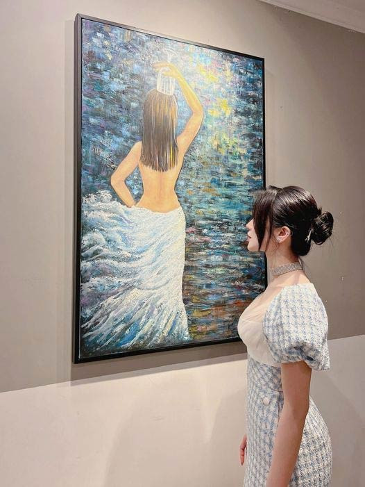 Mới đây, mối quan hệ của Diệp Lâm Anh và chồng cũ lại một lần nữa gây xôn xao cộng đồng mạng khi Nghiêm Đức mua đấu giá bức tranh do Diệp Lâm Anh vẽ bóng lưng của chính cô với giá 120 triệu đồng để ủng hộ đồng bào vùng lũ. (Ảnh: FB Diệp Lâm Anh)