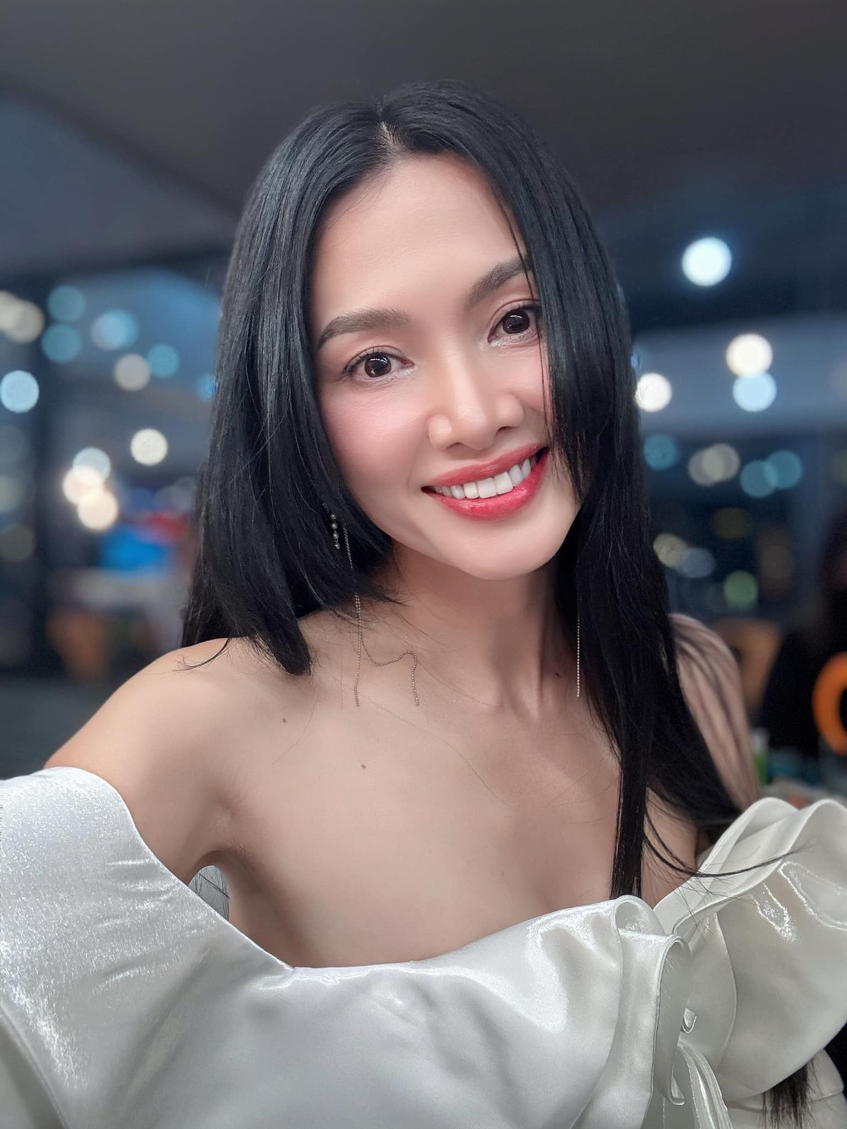 Cựu mẫu Anh Thư gợi cảm với trang phục trễ nải. Ảnh: FB Nguyen Anh Thu