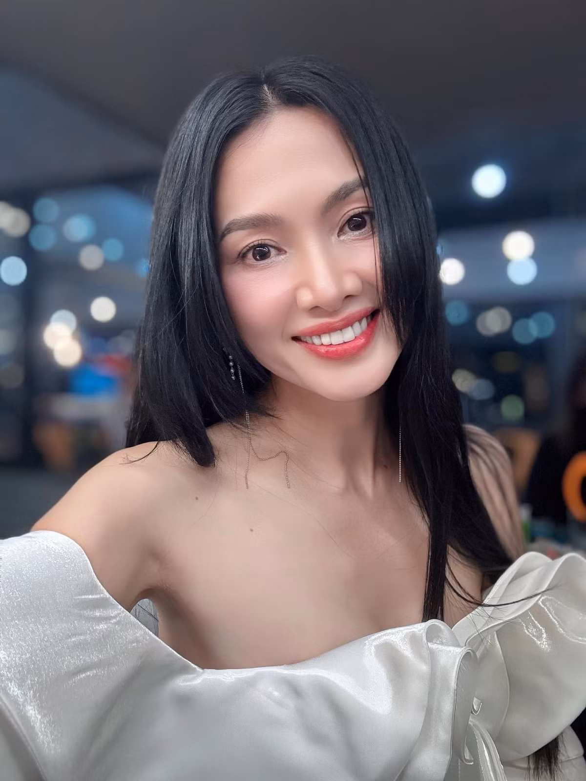 Cựu mẫu Anh Thư gợi cảm với trang phục trễ nải. Ảnh: FB Nguyen Anh Thu