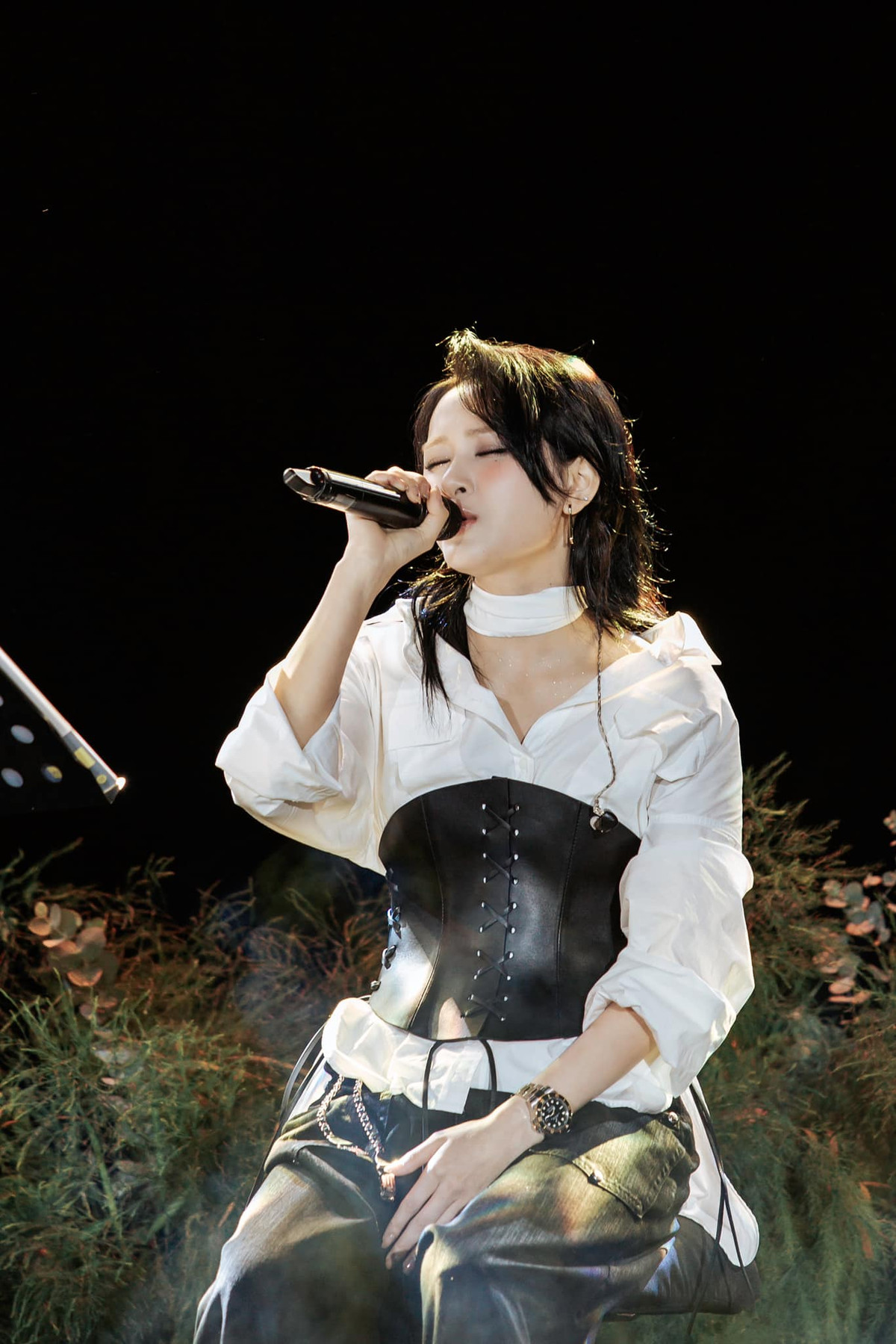 Hiền Hồ biểu diễn cực phiêu trên sân khấu phòng trà. Ảnh: FB Hiền Hồ