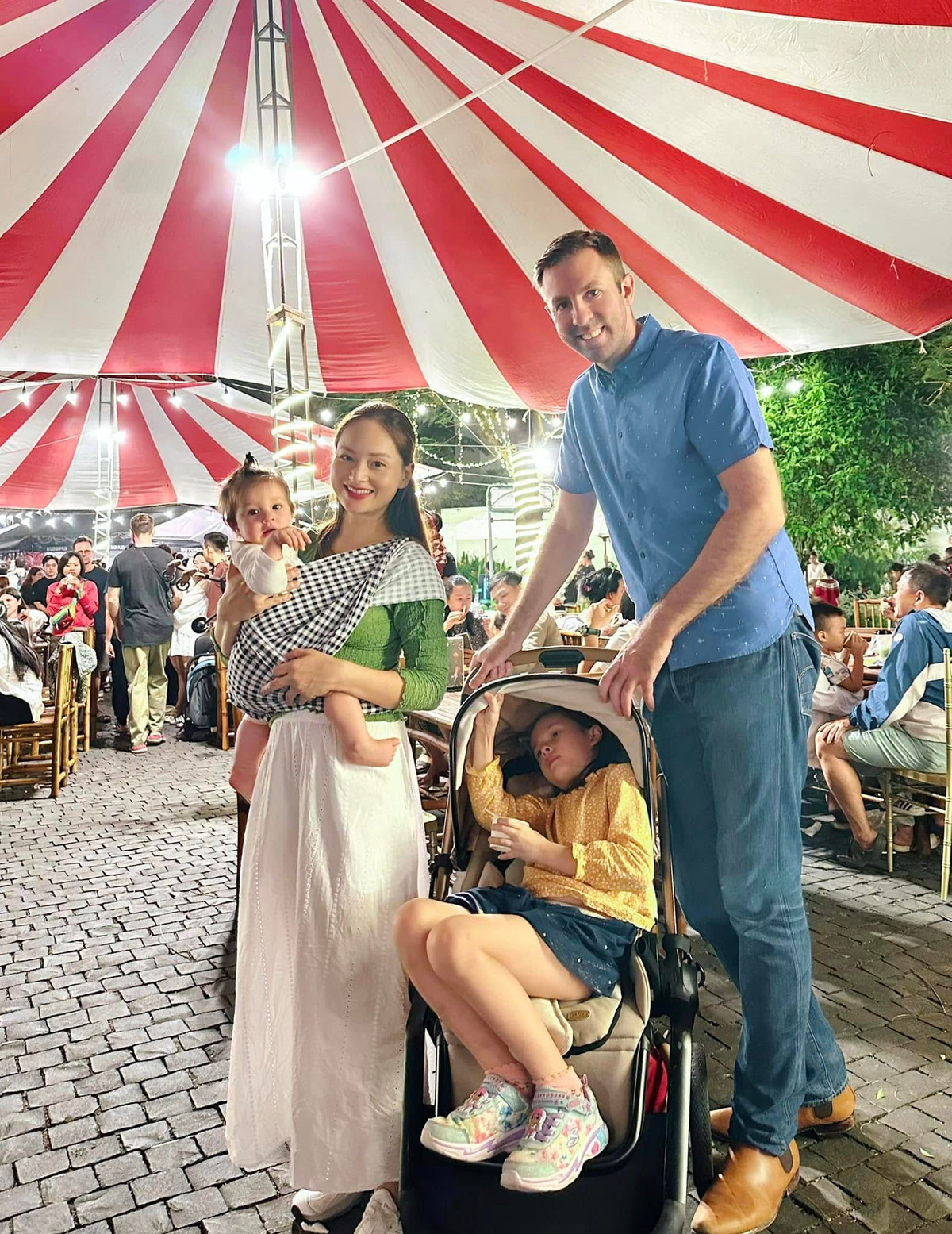 Gia đình diễn viên Lan Phương đi chơi hội chợ cuối tuần. Cách đây không lâu, gia đình nữ diễn viên đã quyết định chuyển vào Đà Nẵng sinh sống. Ảnh: FB Lan Phuong Nguyen