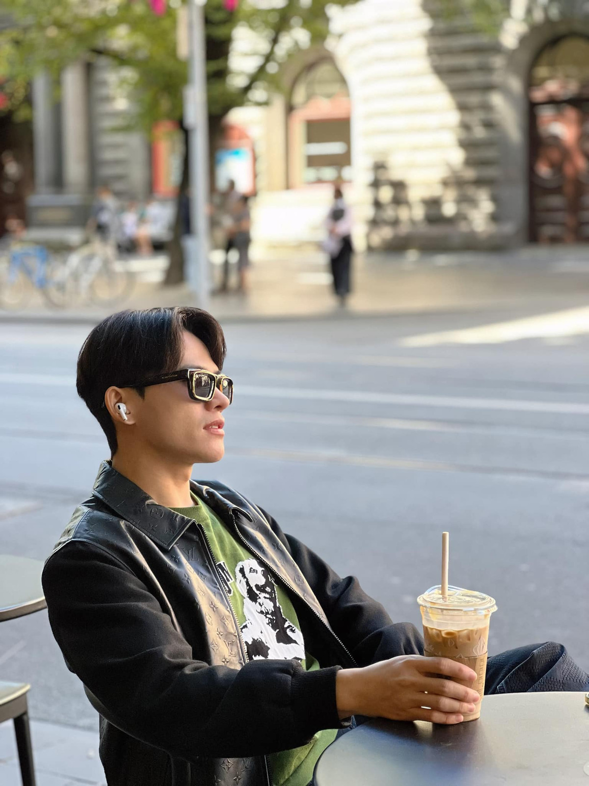 Quốc Thiên tranh thủ đi khám phá thành phố trong chuyến lưu diễn Australia. Ảnh: FB Tran Quoc Thien