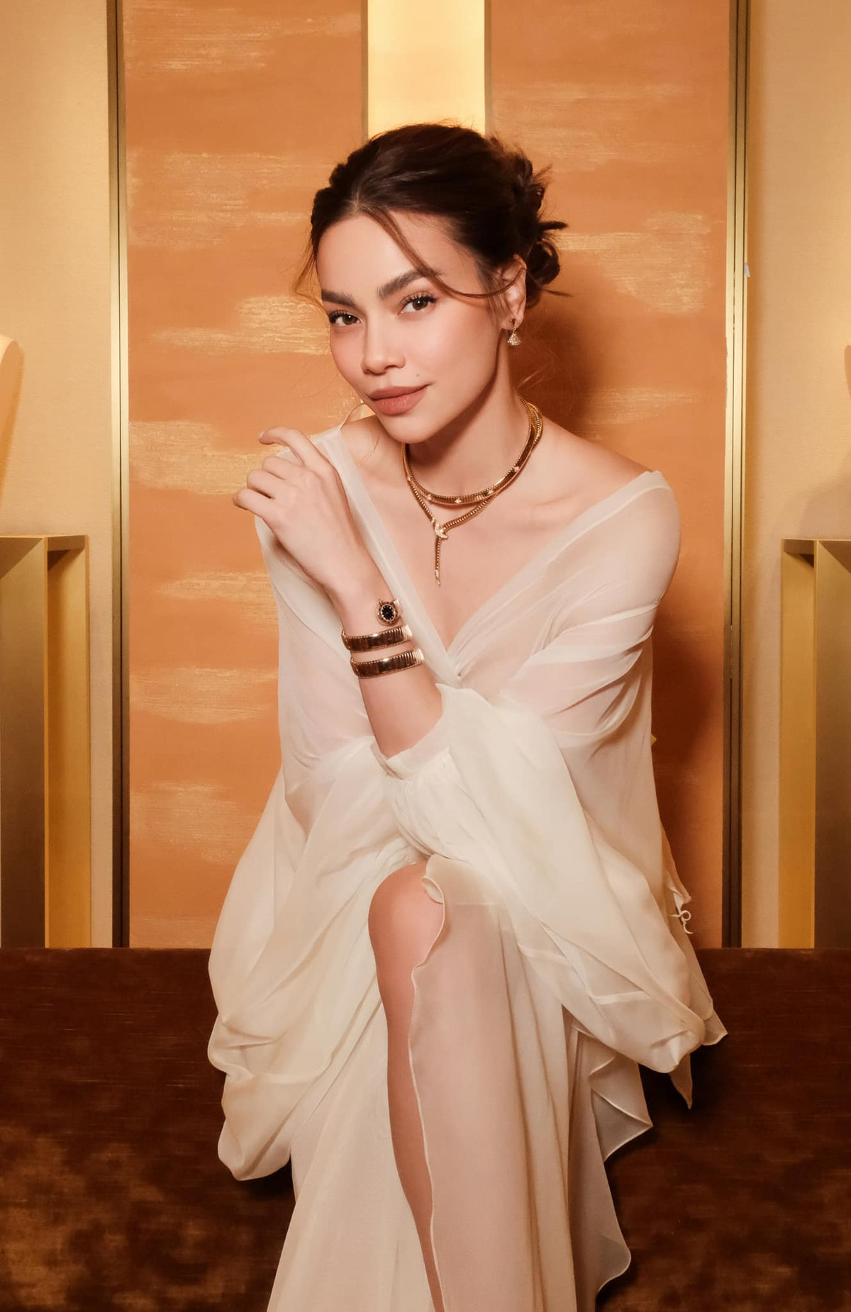 Hồ Ngọc Hà diện thiết kế voan trắng nhẹ nhàng, chiếm trọn mọi ánh nhìn với thần thái ngút ngàn, sắc đẹp không tì vết. Ảnh: FB Ho Ngoc Ha