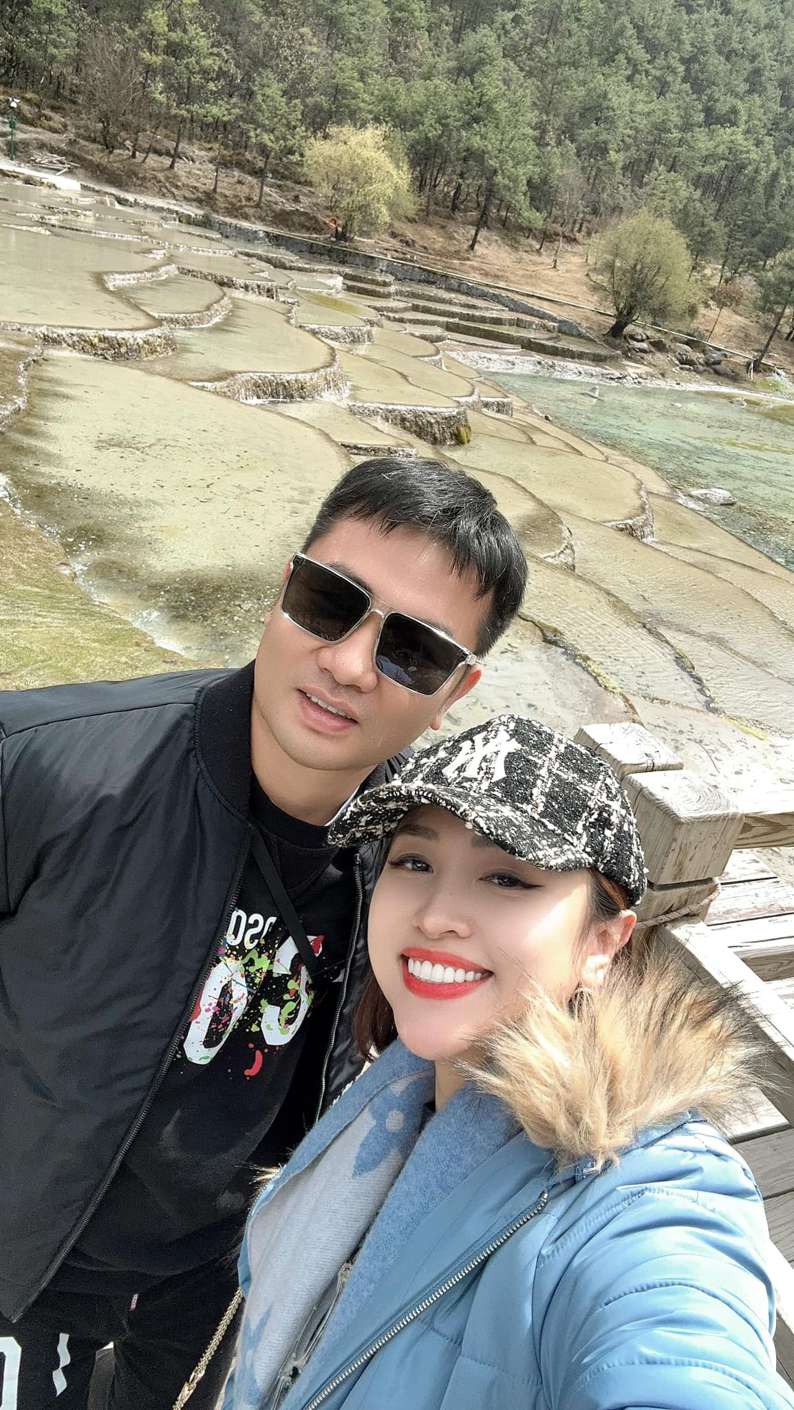 Trong chương trình “Gõ cửa thăm nhà” tháng 1/2023, Vân Hugo cho biết, cô bất ngờ khi chỉ mất 10 ngày đã mở lòng yêu doanh nhân Đặng Hùng Cường, trong khi những người đàn ông trước đến, cô rất khó tính, đắn đo nhiều.