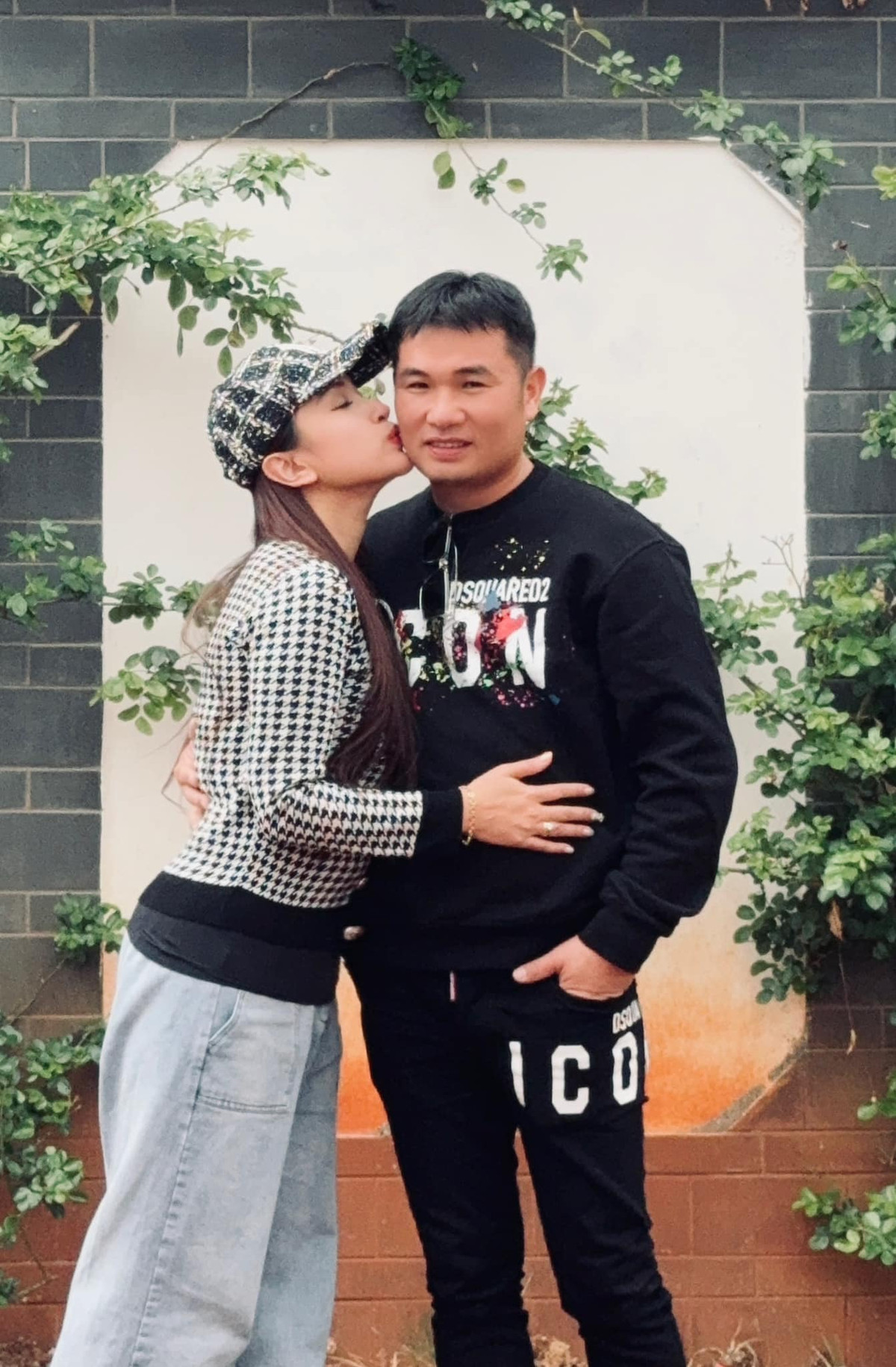 Sau 1 lần đò, có một cậu con trai, Vân Hugo tái hôn với doanh nhân Đặng Hùng Cường. Cả hai gặp nhau khi nữ MC vào Nam công tác.