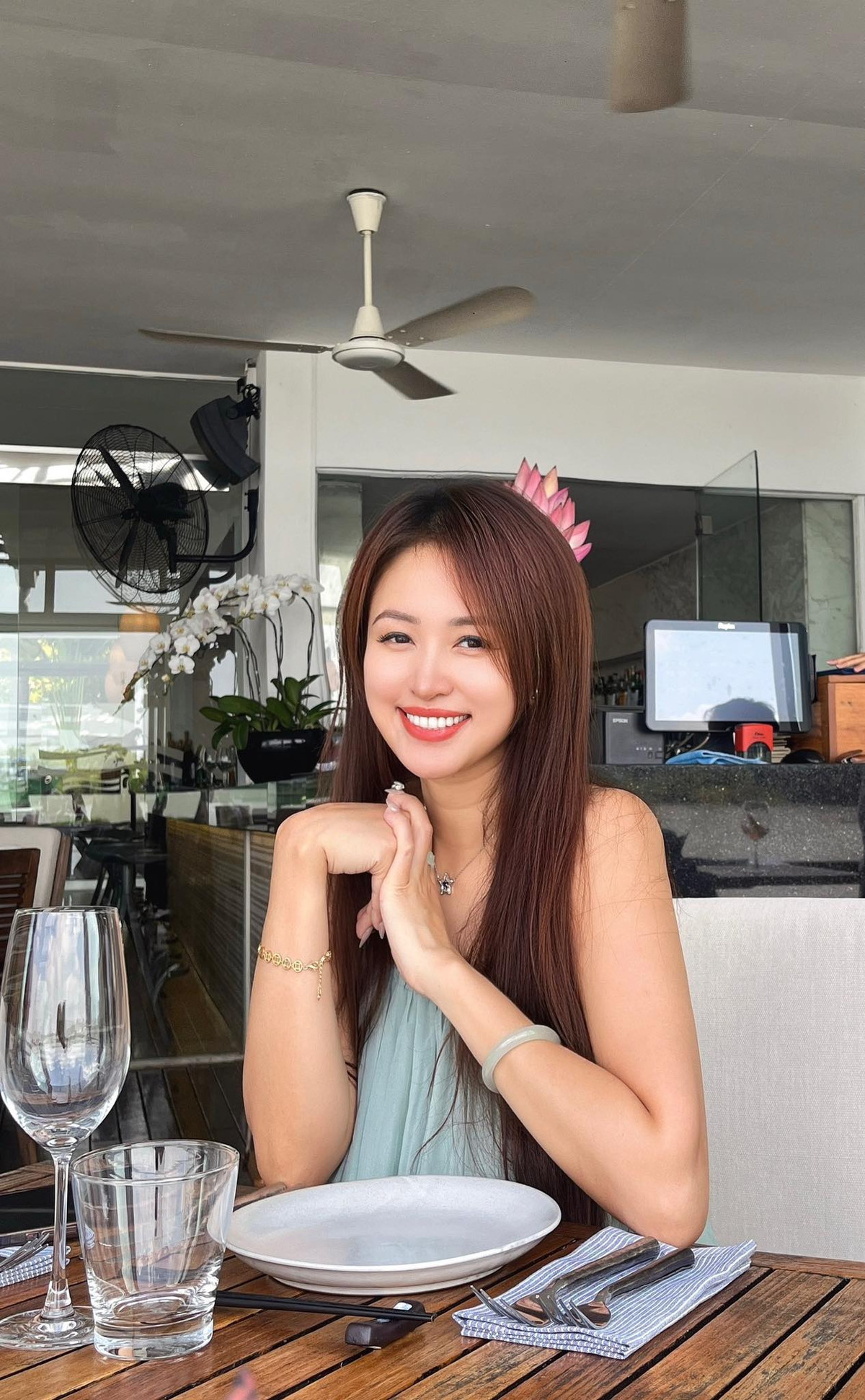 Vân Hugo đang sống tại một biệt thự sang trọng, đắt tiền ở TP.HCM để tiện chăm sóc chồng con và phát triển công việc.