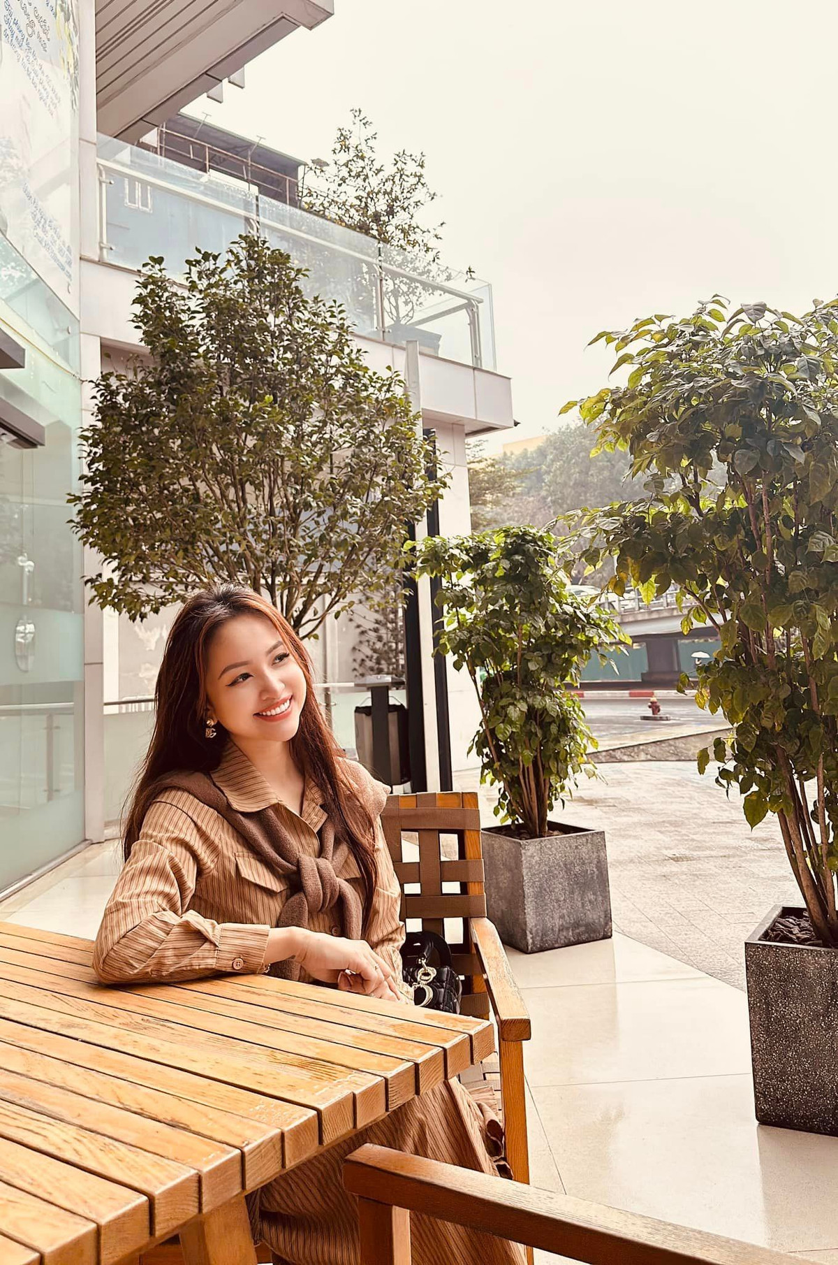 Năm 2008, Vân Hugo kết hôn tuy nhiên cuộc hôn nhân của cô chỉ kéo dài vài năm thì tan vỡ. Sau ly hôn, Vân Hugo một mình nuôi dạy con và trở thành một bà mẹ đơn thân mạnh mẽ.