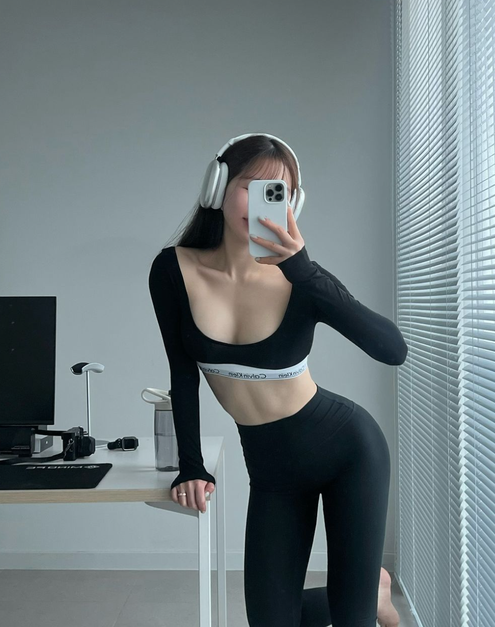 Tuy nhiên, cô nàng cũng không ngại thử nghiệm những màu sắc nổi bật hơn để tạo điểm nhấn.