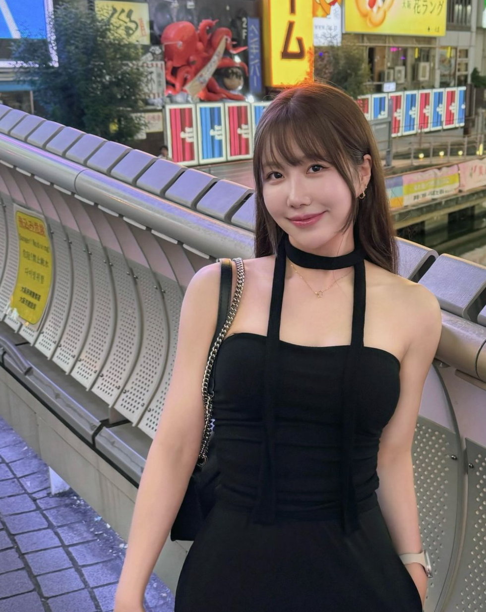 Cô nàng thường xuyên xuất hiện với những bộ đồ tập ôm sát, khoe trọn đường cong cơ thể.