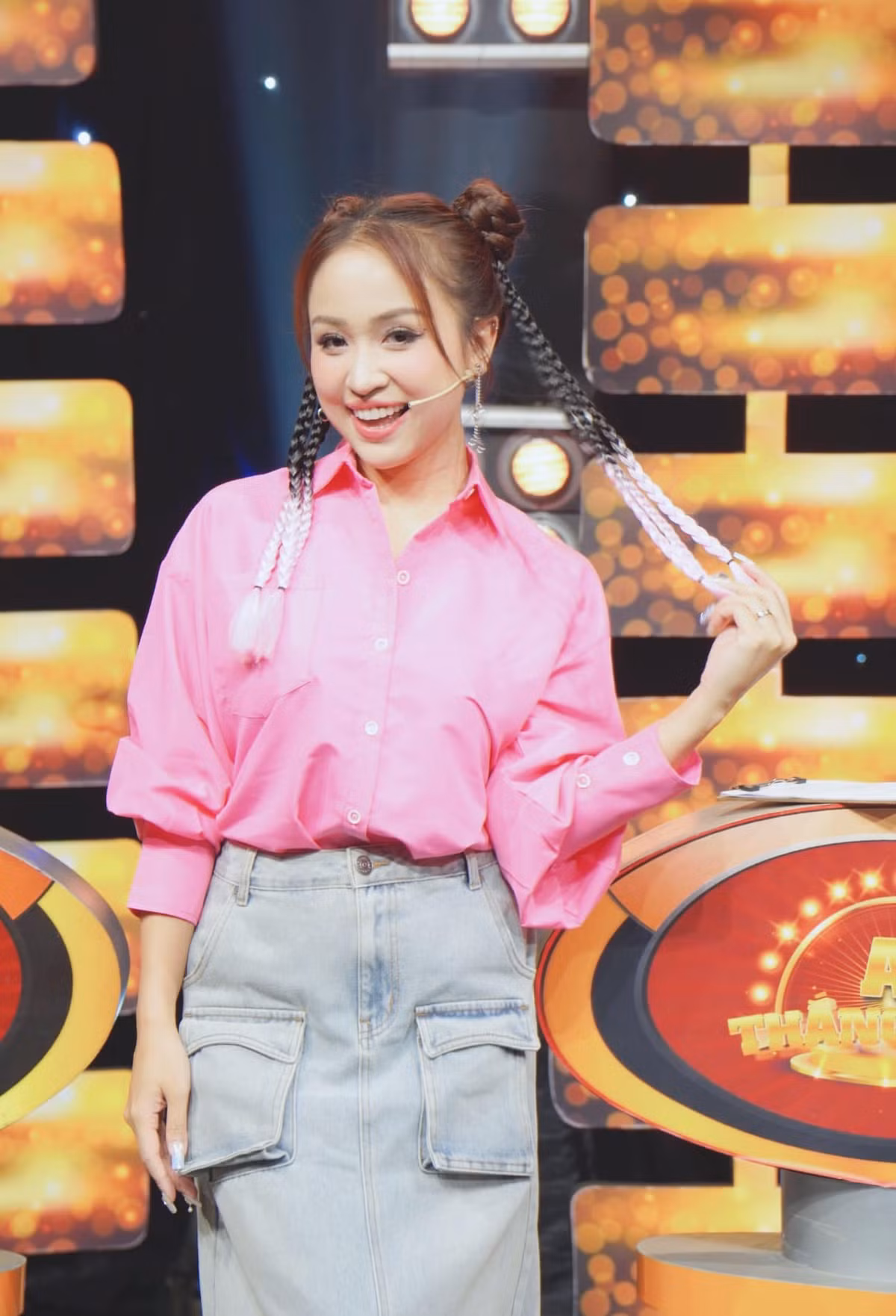 Là một người mẹ đơn thân, nữ MC Vân Hugo gặp phải không ít khó khăn trong cuộc sống. Cô phải gánh vác trách nhiệm kinh tế, chăm sóc con cái và đối mặt với những lời bàn tán từ dư luận.