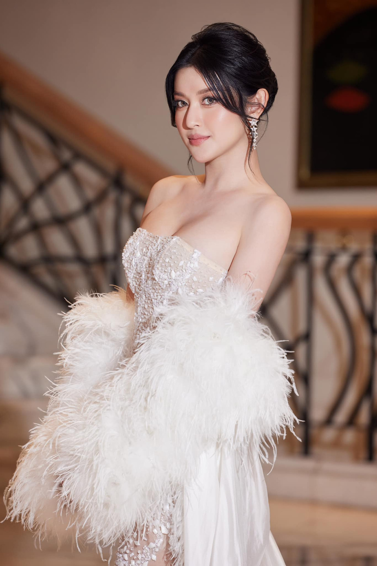 Cô tự tin diện những trang phục táo bạo, khoe trọn vóc dáng nuột nà cùng đường cong "đồng hồ cát" vạn người mê.