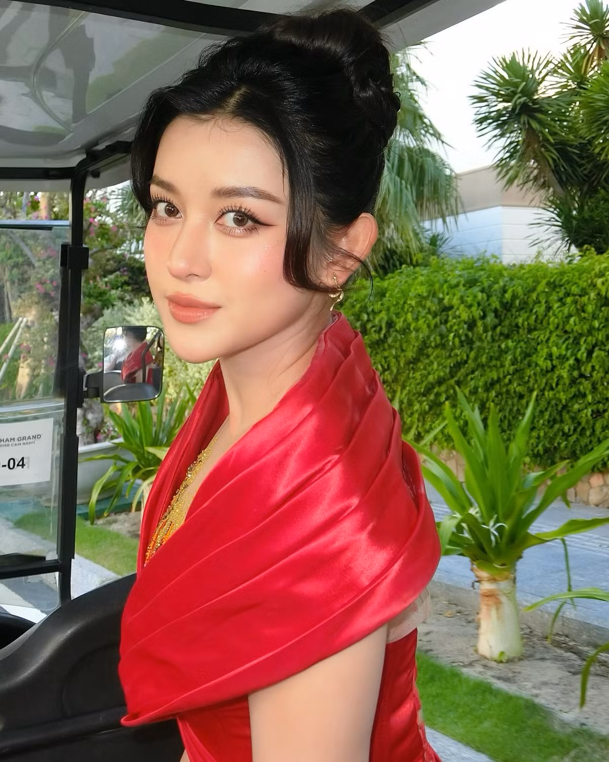 Bước ra từ đấu trường nhan sắc danh giá, Á hậu Huyền My không ngừng thử sức trong nhiều lĩnh vực. Cô đã đóng phim, làm MC, đại diện Việt Nam tham gia cuộc thi Miss Grand International 2017 và lọt vào Top 10 chung cuộc.