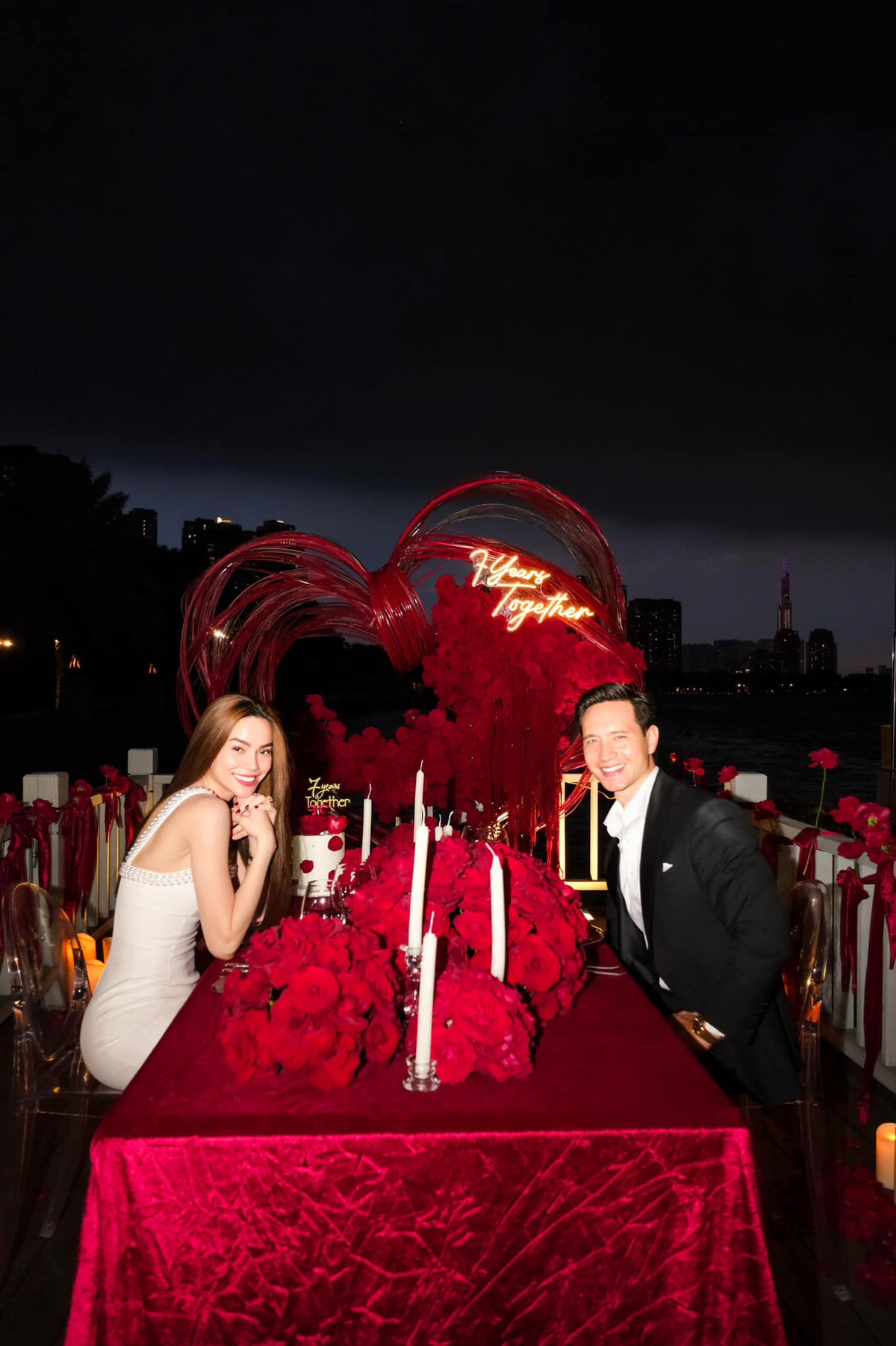  Hồ Ngọc Hà và Kim Lý lần lượt đăng tải những hình ảnh trong buổi tiệc kỷ niệm 7 năm bên nhau của cả hai. Trong ngày đặc biệt, Hồ Ngọc Hà diện chiếc váy màu kem khoe nhan sắc quyến rũ. Kim Lý chọn bộ suit lịch lãm, gây sốt với visual phong độ.