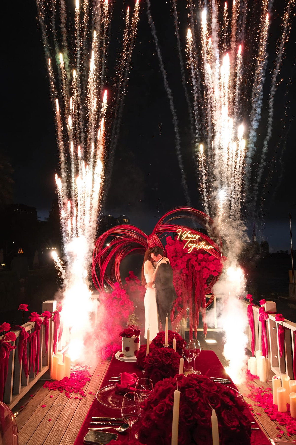 Hồ Ngọc Hà và Kim Lý bén duyên từ MV "Cả một trời thương nhớ" ra mắt vào năm 2017. Sau MV, cả hai vướng tin đồn hẹn hò nhưng đều chọn im lặng. Mãi đến năm 2018, họ mới chính thức công khai mối quan hệ.