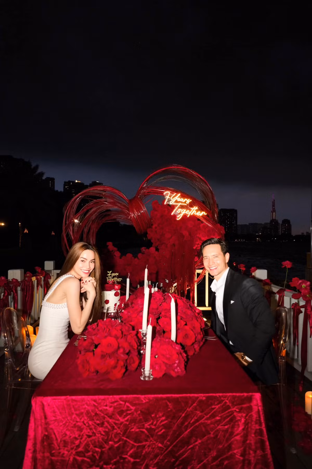  Hồ Ngọc Hà và Kim Lý lần lượt đăng tải những hình ảnh trong buổi tiệc kỷ niệm 7 năm bên nhau của cả hai. Trong ngày đặc biệt, Hồ Ngọc Hà diện chiếc váy màu kem khoe nhan sắc quyến rũ. Kim Lý chọn bộ suit lịch lãm, gây sốt với visual phong độ.