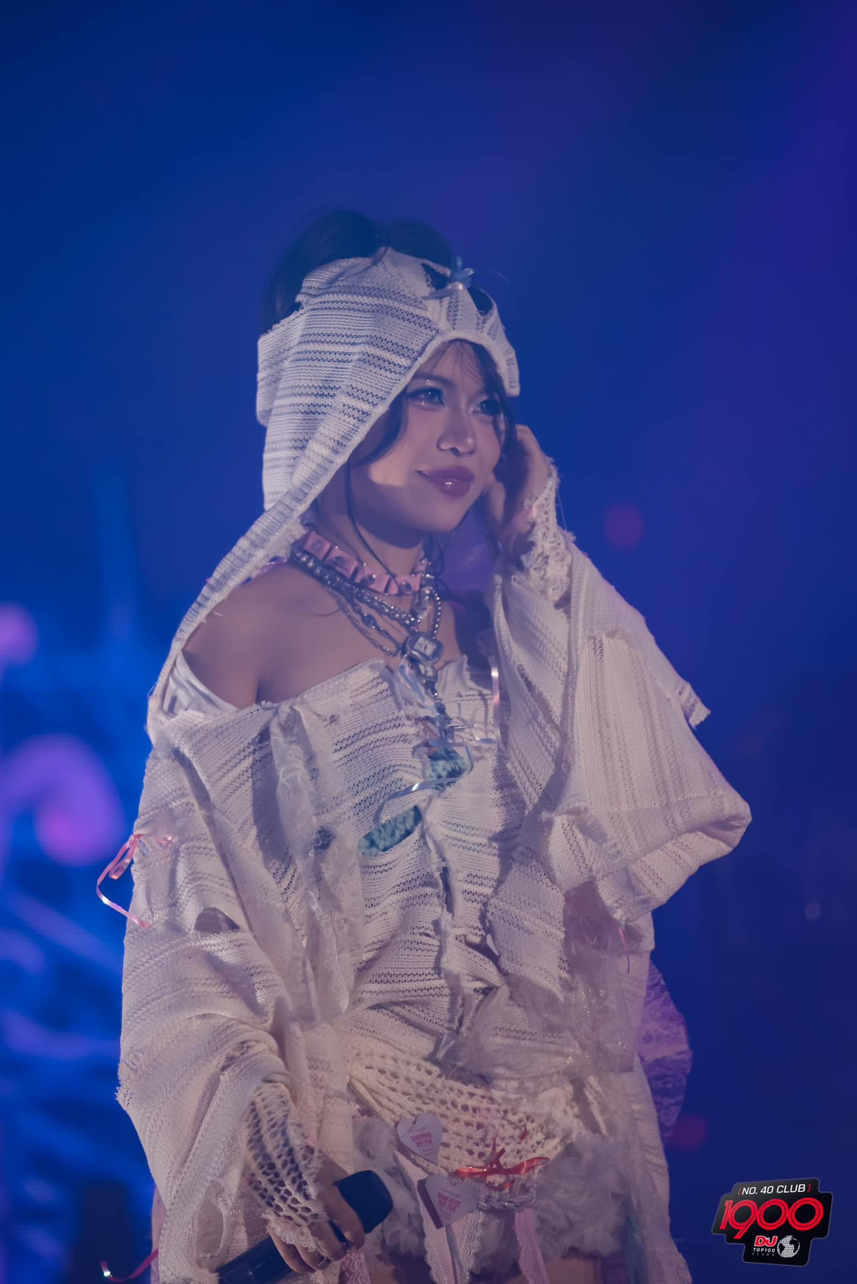 Tlinh tên thật là Nguyễn Thảo Linh, sinh năm 2000 tại Hà Nội. Tlinh là một nữ ca sĩ, rapper trẻ tuổi đang thu hút nhiều sự chú ý trong thời gian gần đây.