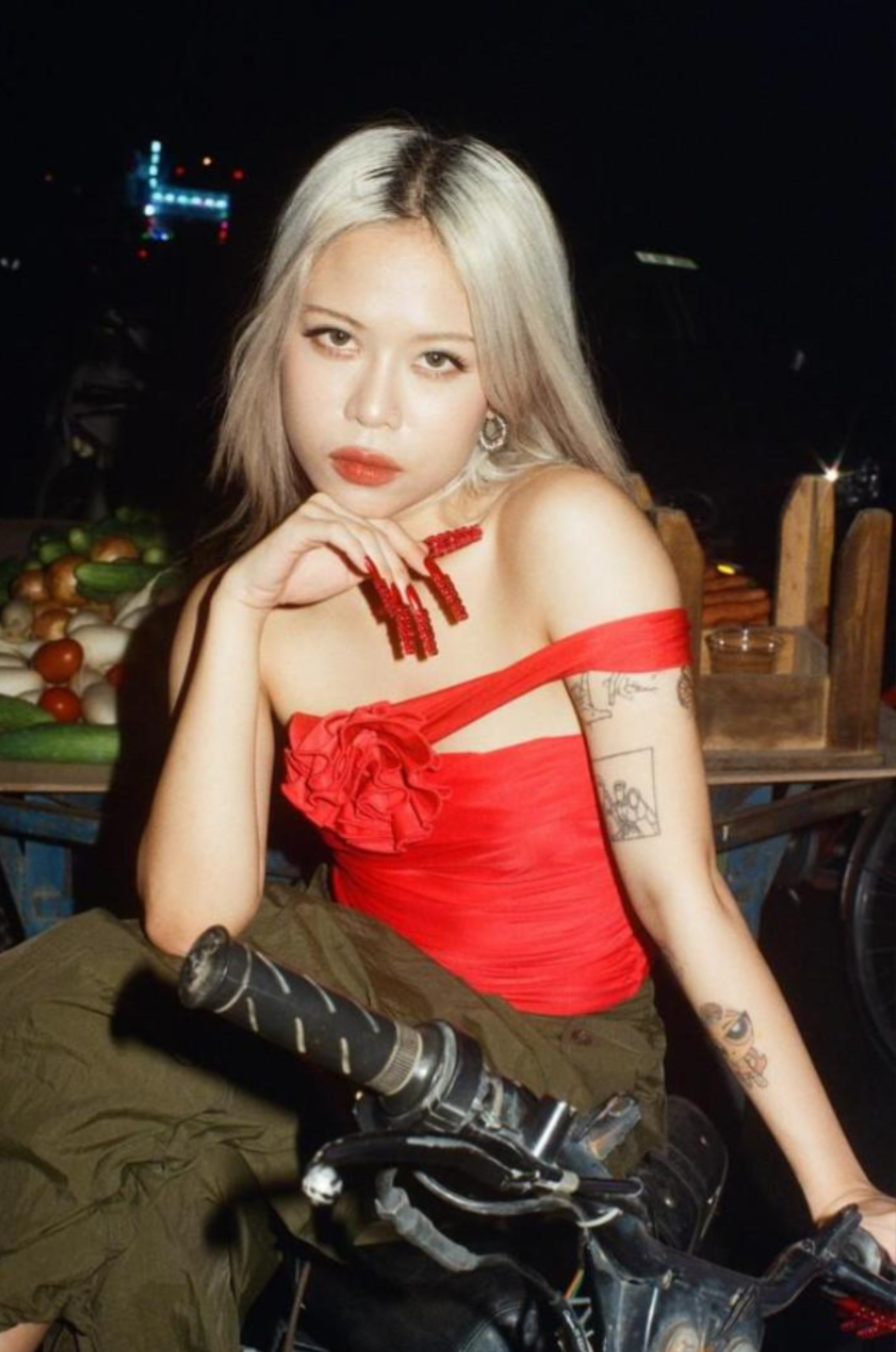 Cô nàng nổi bật nhờ gương mặt tròn đầy, đôi mắt một mí đặc trưng và tươi trẻ căng đầy sức sống.