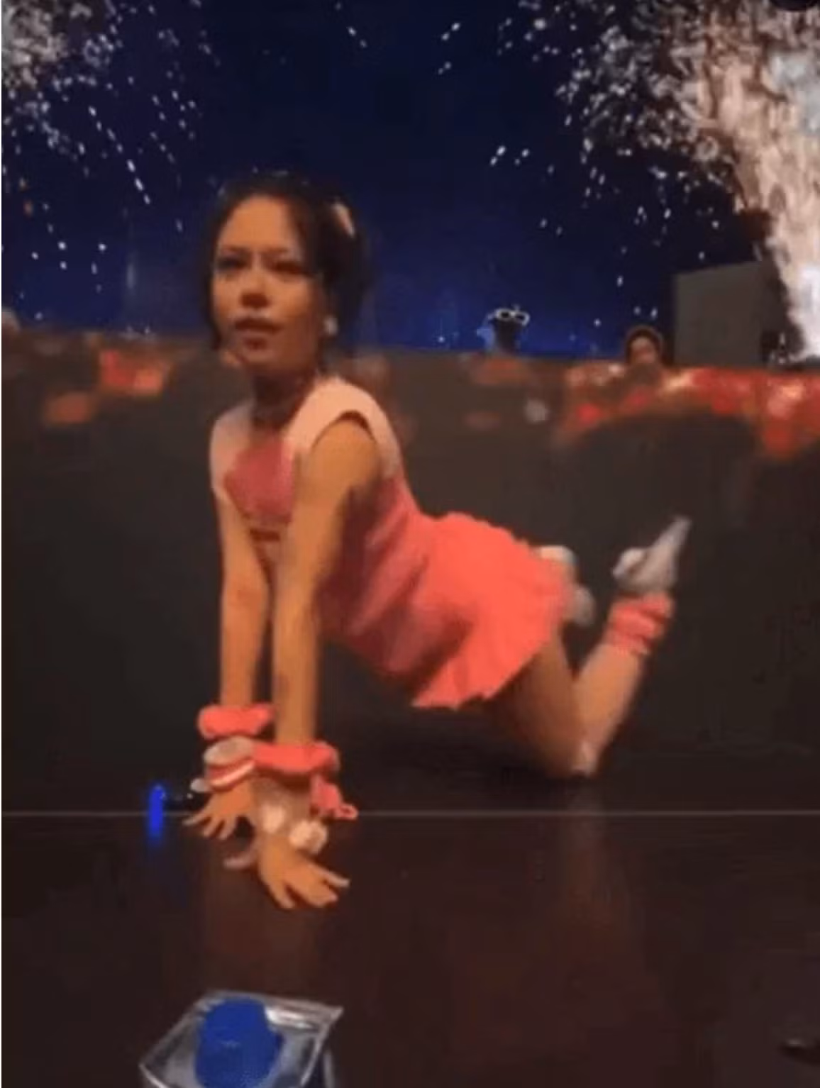 Đa số các ý kiến đều cho rằng Tlinh ăn mặc quá phản cảm, nhất là trên sân khấu có nhiều bạn trẻ còn là học sinh theo dõi. Nhiều bậc phụ huynh đã để lại những nhận xét bày tỏ sự phản đối với hình ảnh và phong cách biểu diễn này của Tlinh.