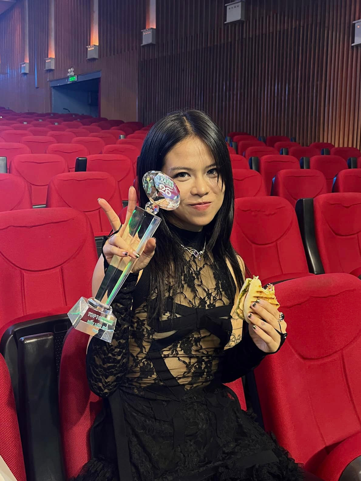 Nổi lên từ chương trình Rap Việt mùa đầu tiên, Tlinh nhanh chóng thu hút sự chú ý bởi phong cách âm nhạc cá tính, cùng khả năng rap và sáng tác ấn tượng.