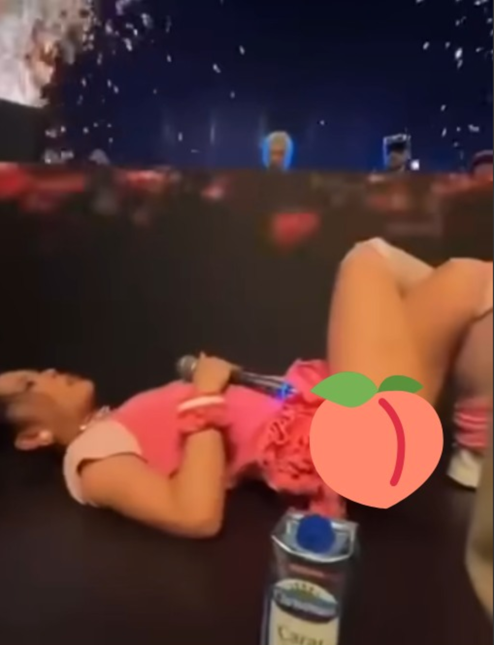 Gần đây, hình ảnh nữ ca sĩ Tlinh trong một đêm diễn đã khiến cộng đồng mạng dậy sóng, bởi lẽ trang phục và phong cách biểu diễn của cô được cho là phản cảm. Không chỉ đứng trên sân khấu, Tlinh còn trườn ra sàn diễn, thực hiện các động tác khá gợi cảm.