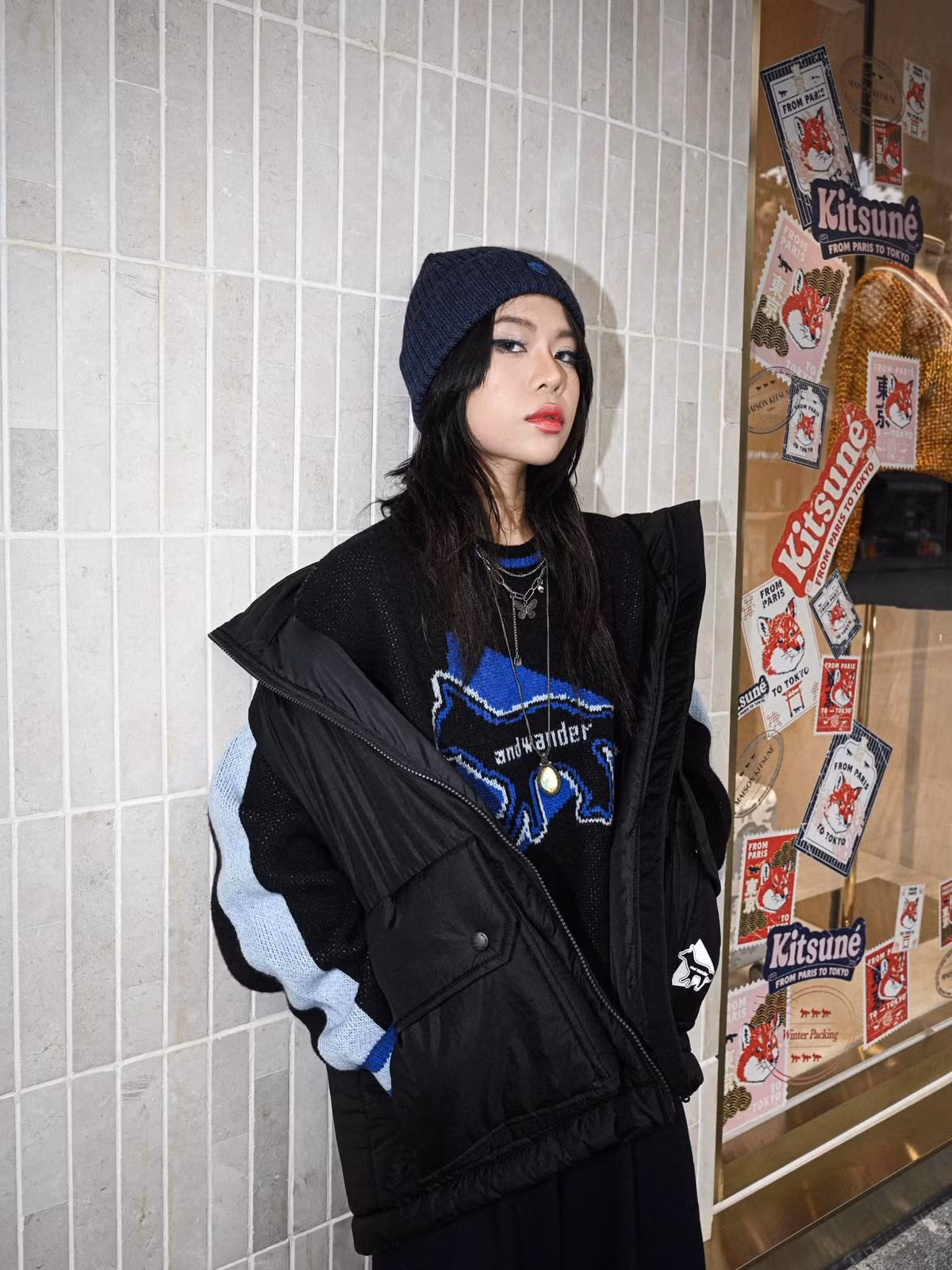 Bước ra từ Rap Việt, Tlinh còn được chú ý khi hẹn hò với rapper MCK. Cả hai liên tục ra mắt sản phẩm chung như: "Em là châu báu", "Xích thêm chút", "Không cần cố".