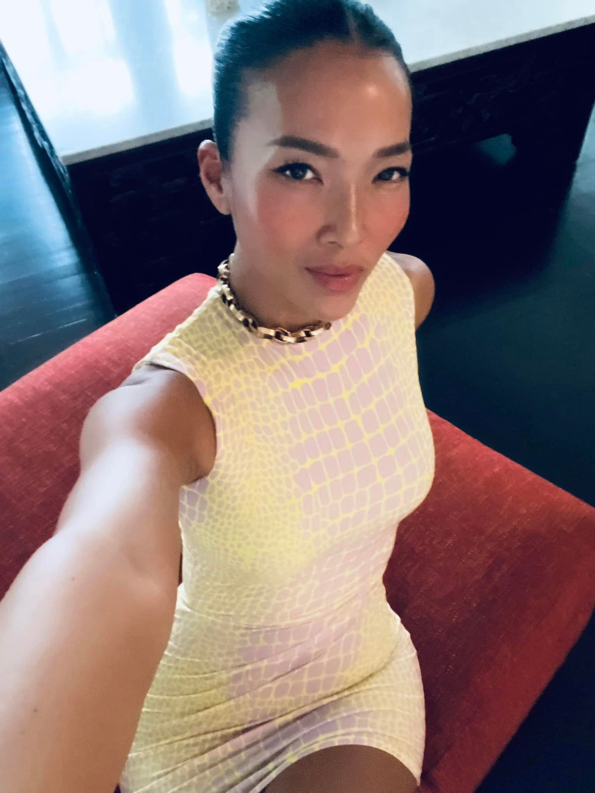 Dù đã qua hai lần sinh nở, bỏ nghề nhiều năm nhưng vóc dáng của Bằng Lăng vẫn khiến chị em ghen tị.