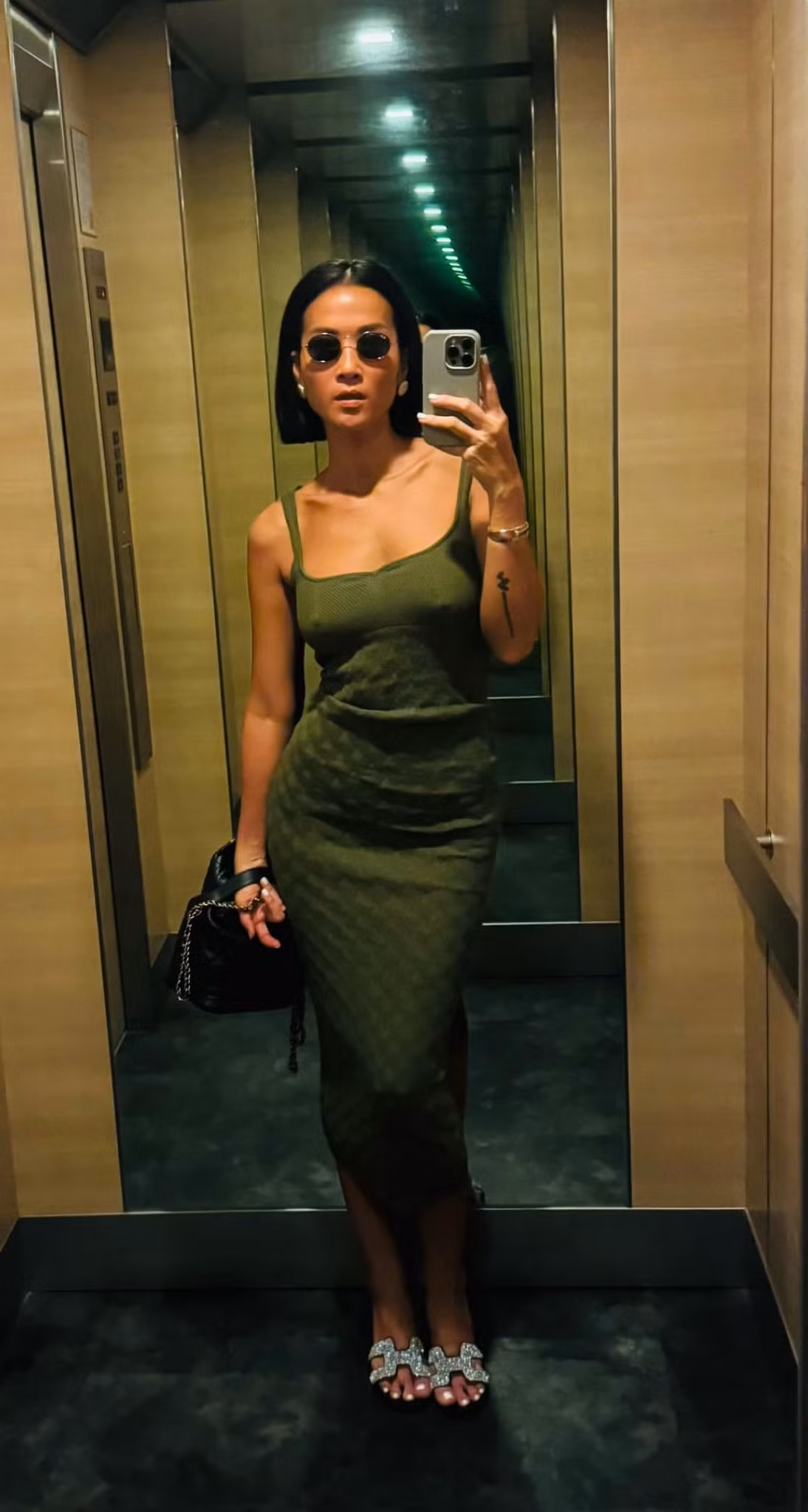 Cựu siêu mẫu đã hy sinh đam mê sàn diễn vì chồng con, trải qua nhiều áp lực khi học cách thích nghi ở xứ người và liên tục phải đổi nhà sau khi xa xứ.