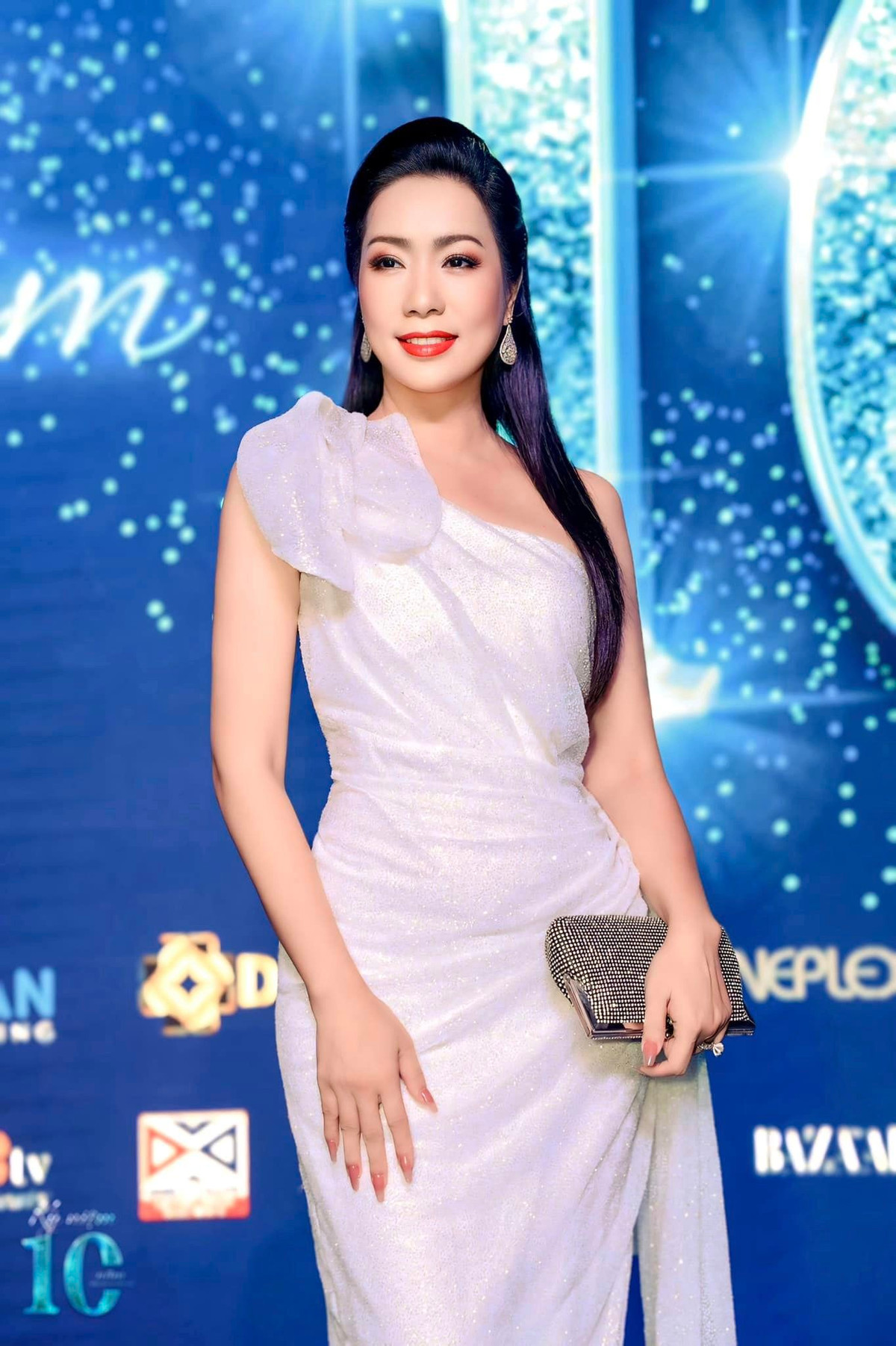 Cô là nữ diễn viên nổi tiếng trong rất nhiều phim Việt. Hiện Trịnh Kim Chi đang có tổ ấm hạnh phúc bên ông xã Võ Trấn Phương, một doanh nhân trong ngành sản xuất nhựa.