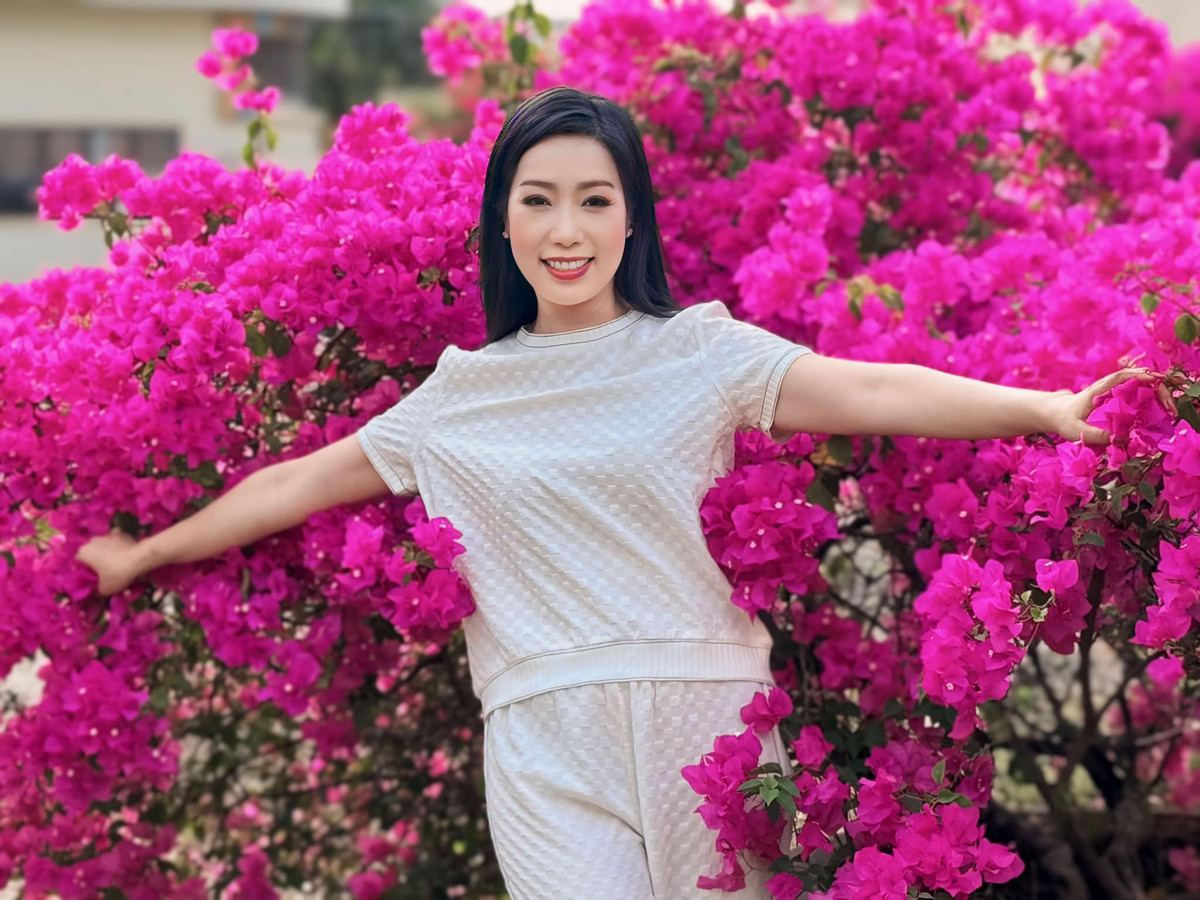 Trịnh Kim Chi từng chia sẻ bí quyết giữ gìn nhan sắc của mình là chăm sóc da kỹ lưỡng, ăn uống điều độ và tập luyện thường xuyên.