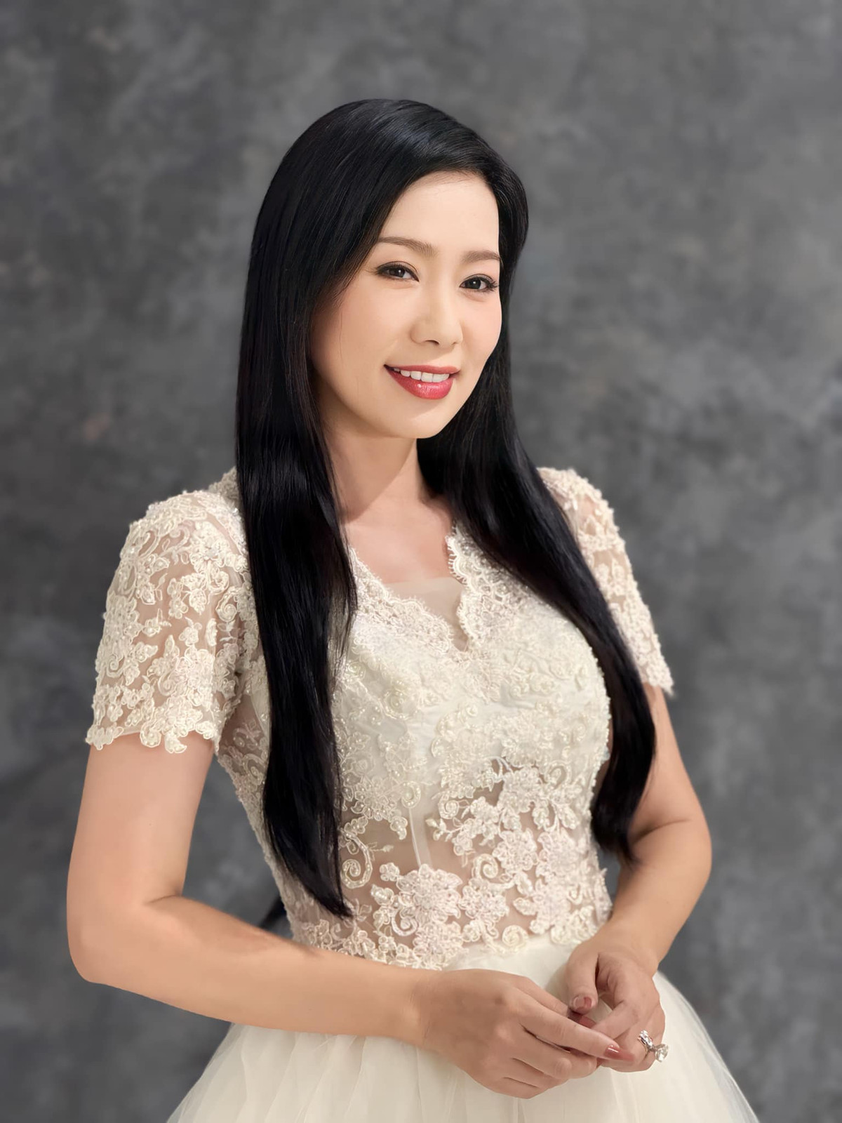 Trịnh Kim Chi sinh năm 1971, là diễn viên gạo cội của Vbiz.