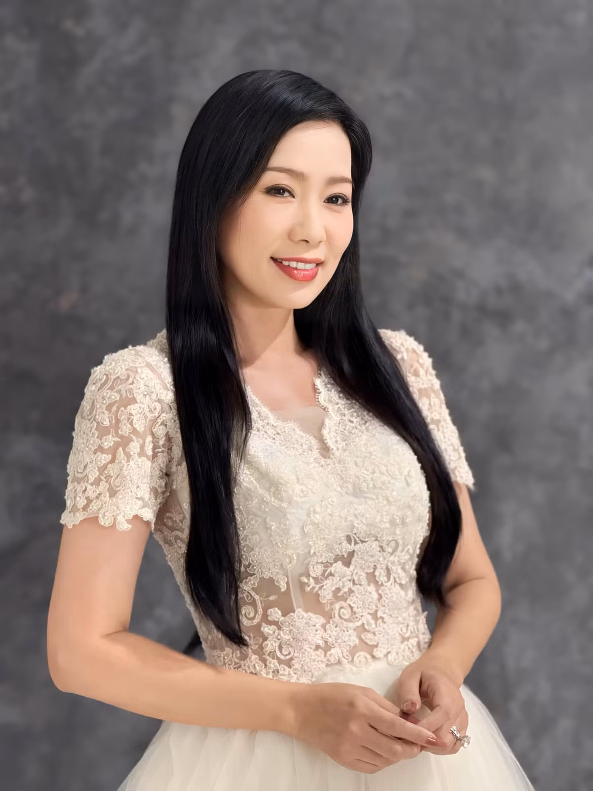 Trịnh Kim Chi sinh năm 1971, là diễn viên gạo cội của Vbiz.