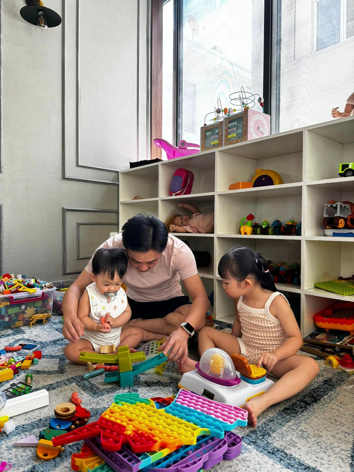 Đàm Thu Trang và doanh nhân Cường Đô La về chung một nhà vào năm 2019. Năm 2020 cô nàng hạ sinh con gái đầu lòng Suchin Tuệ San cho "đại gia phố núi". Vừa qua, cô tiếp tục hạ sinh nhóc tỳ thứ 2.