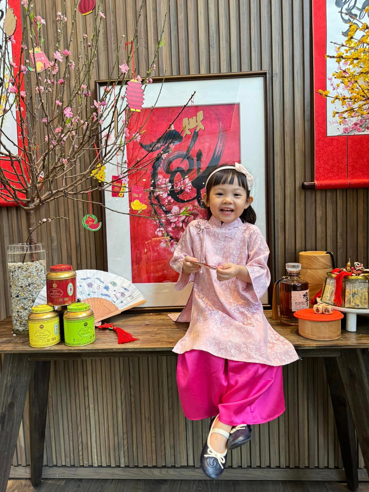 Có bố nổi tiếng là "đại gia phố núi" Cường Đô La, mẹ cũng là doanh nhân nên bé Suchin được xem là một trong những "rich kid" của Vbiz.