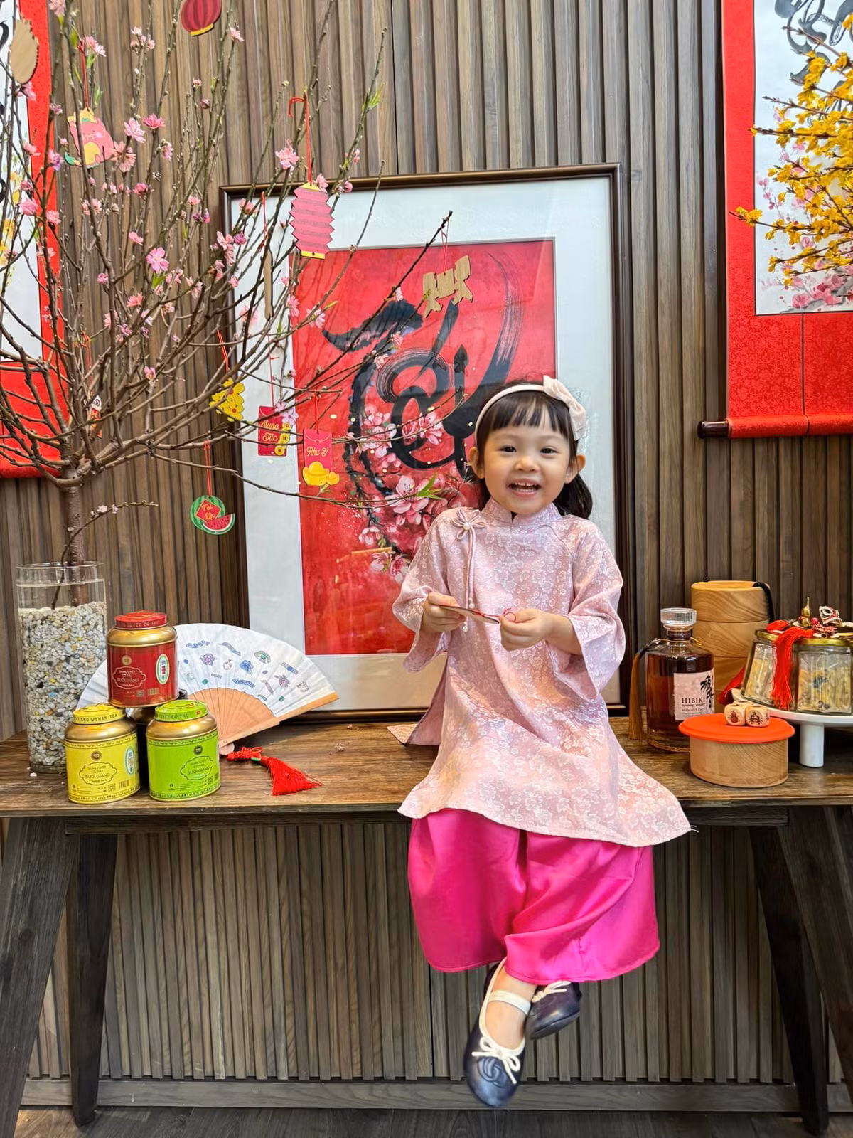 Có bố nổi tiếng là "đại gia phố núi" Cường Đô La, mẹ cũng là doanh nhân nên bé Suchin được xem là một trong những "rich kid" của Vbiz.