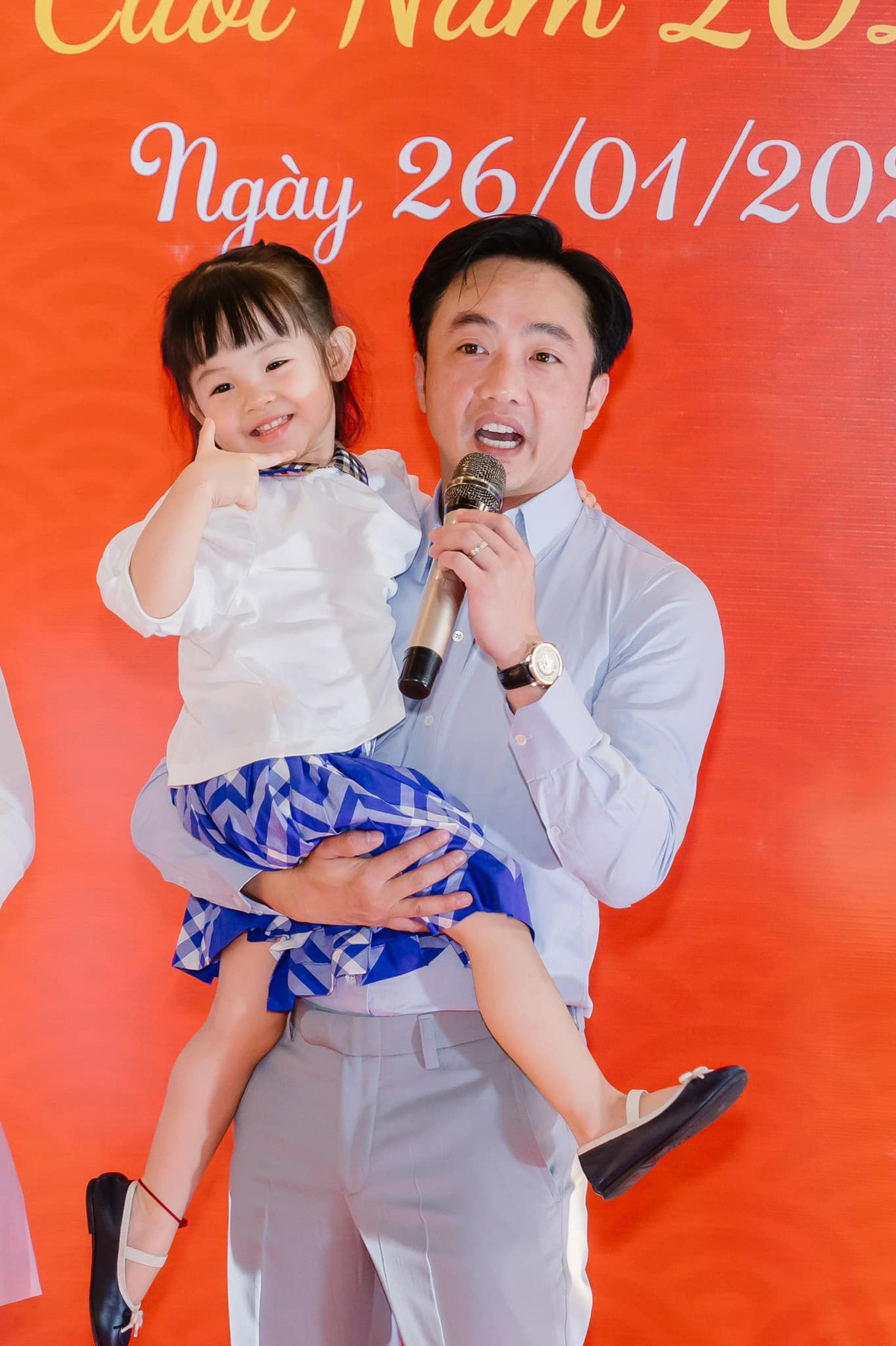 Còn về phía cô chị Suchin được xem là "ngậm thìa vàng" từ khi còn nhỏ, bởi sinh ra trong một gia đình giàu có.