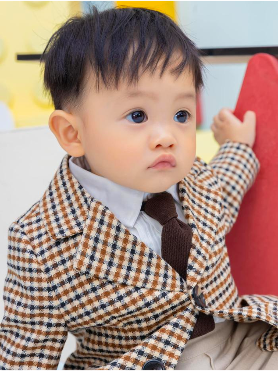 Từ khi mới lọt lòng, Sutin đã có tủ đồ đa dạng không kém chị gái Suchin. Cậu nhóc nhiều lần được mẹ chuẩn bị cho những set đồ phong cách như người lớn.