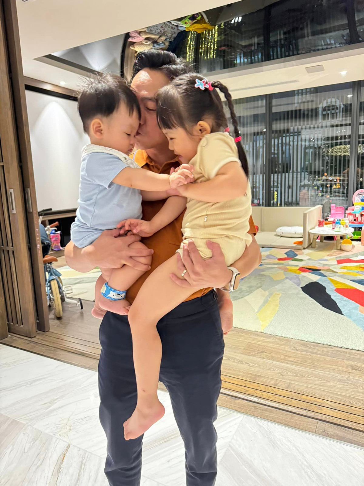 Từ khi mới lọt lòng, 2 con nhà Cường Đô La - Đàm Thu Trang đã "ngậm thìa vàng" khi được bố mẹ tạo dựng một cuộc sống đầy đủ vật chất.