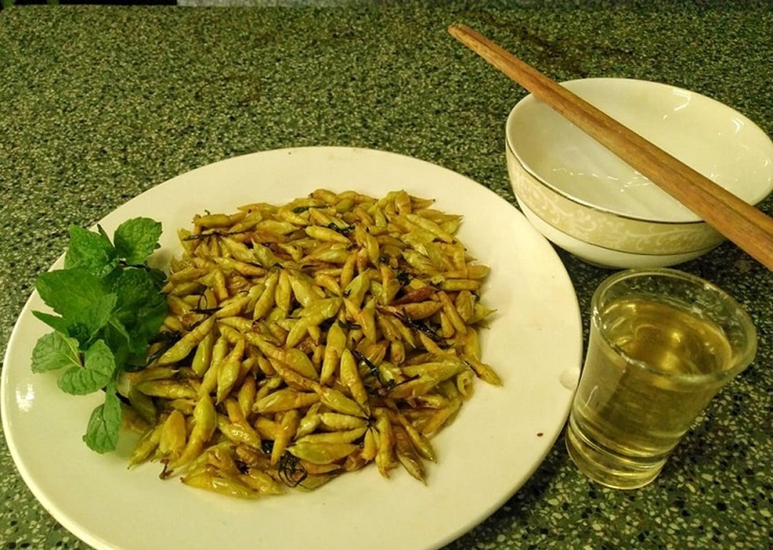 Người ta thường chế biến sâu muồng thành nhiều món như xào lá chanh, chiên giòn,.... Đặc sản từ sâu này có vị béo ngậy, thơm lừng và giàu chất dinh dưỡng. Ảnh: Hoàng Đức Độ