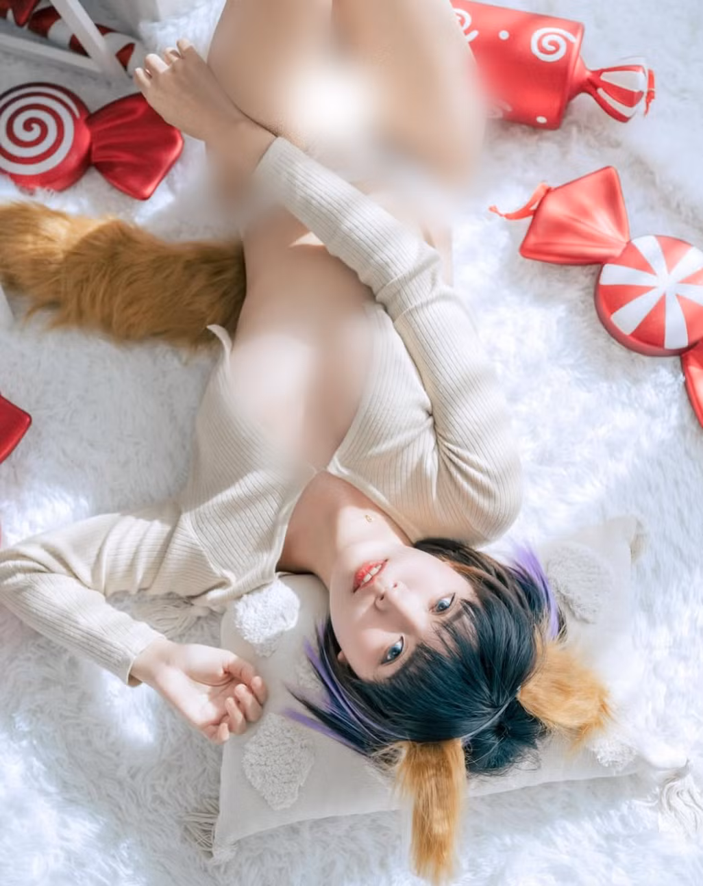 Nhiều người cho rằng, trang phục của Bội Bội quá phản cảm, không phù hợp với không khí lễ hội Giáng sinh.