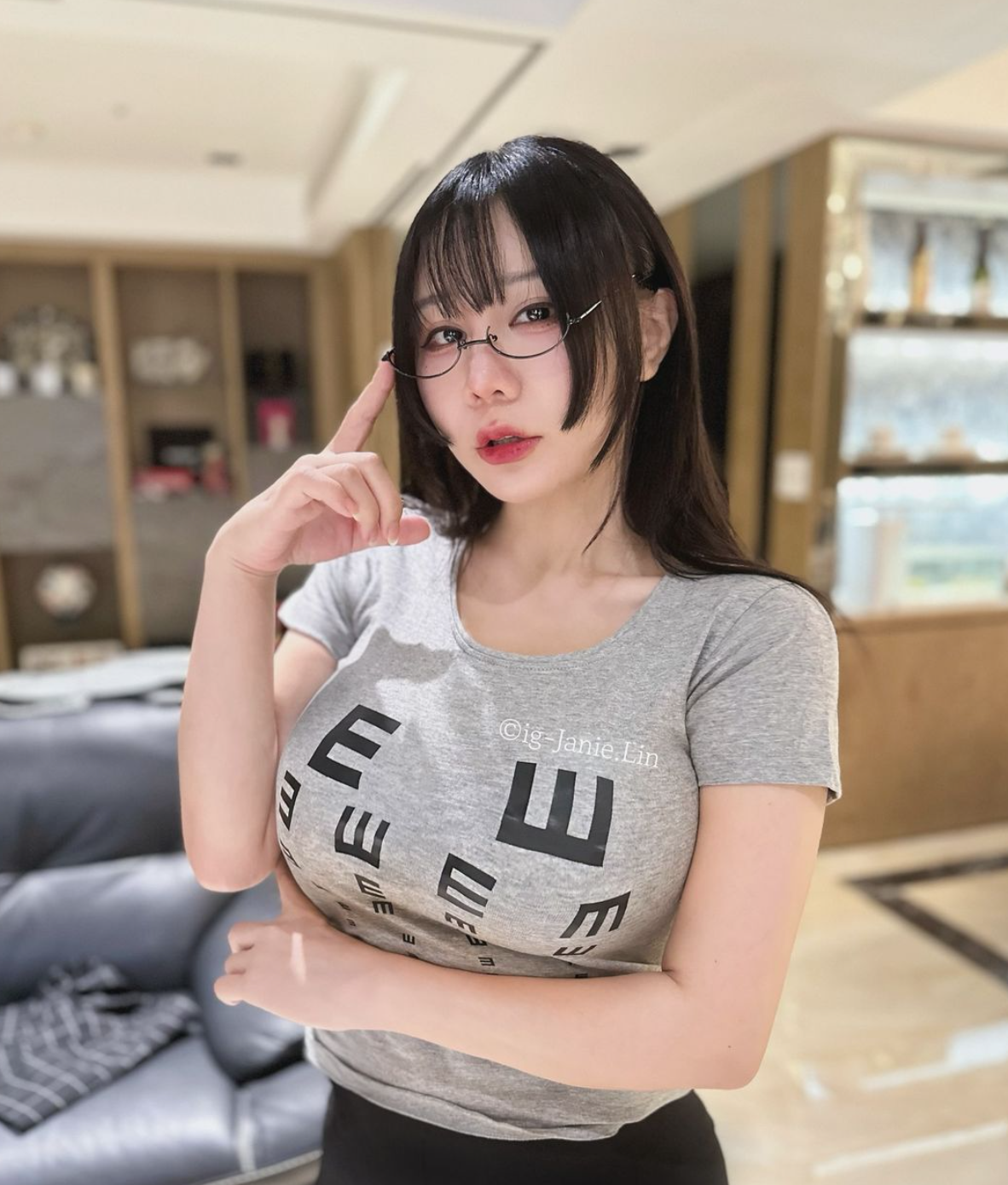 Cô thường chụp ảnh trong những bộ trang phục gợi cảm, có phần táo bạo, khiến người xem không thể rời mắt. Ảnh: IG janie.lin