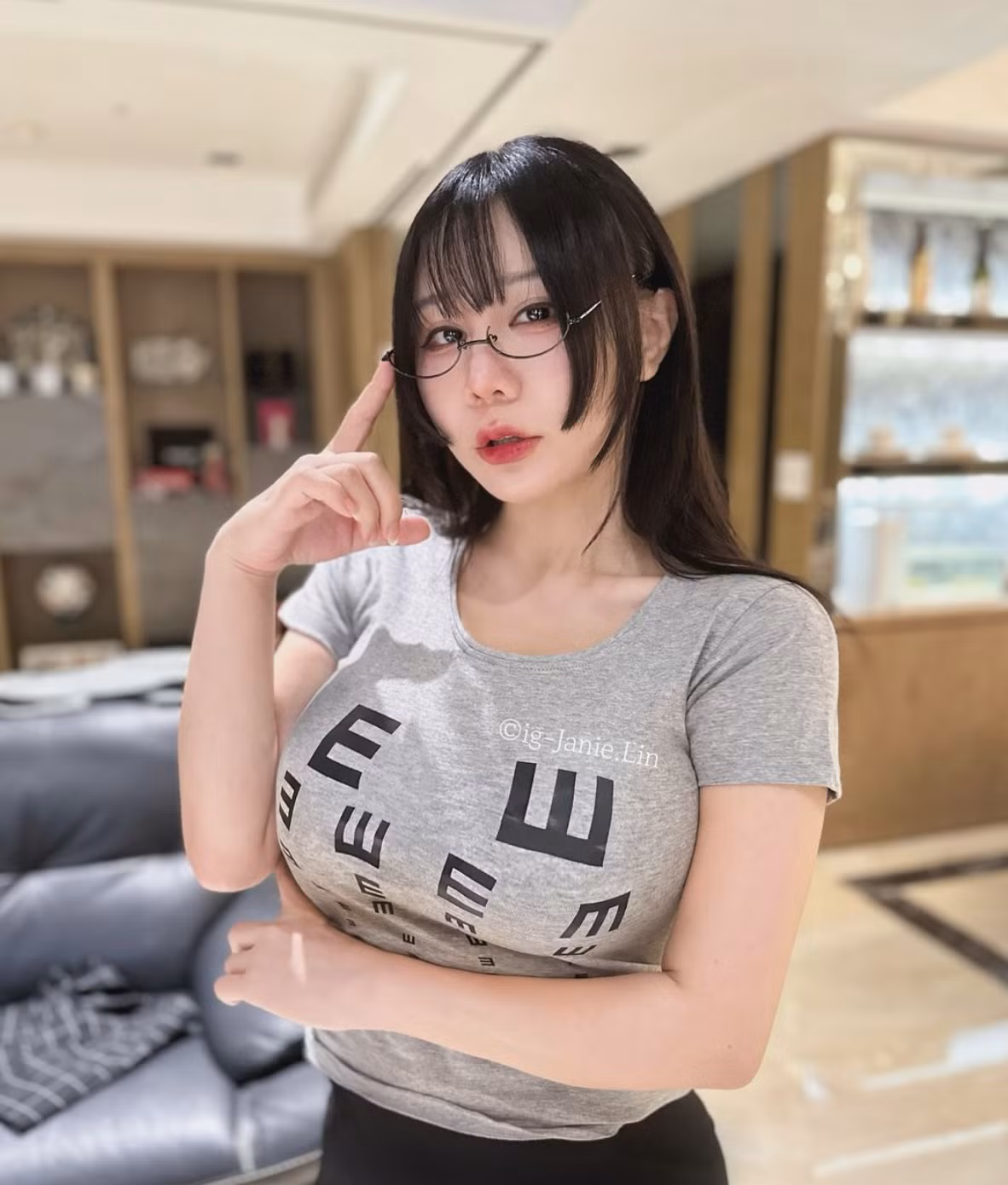 Cô thường chụp ảnh trong những bộ trang phục gợi cảm, có phần táo bạo, khiến người xem không thể rời mắt. Ảnh: IG janie.lin