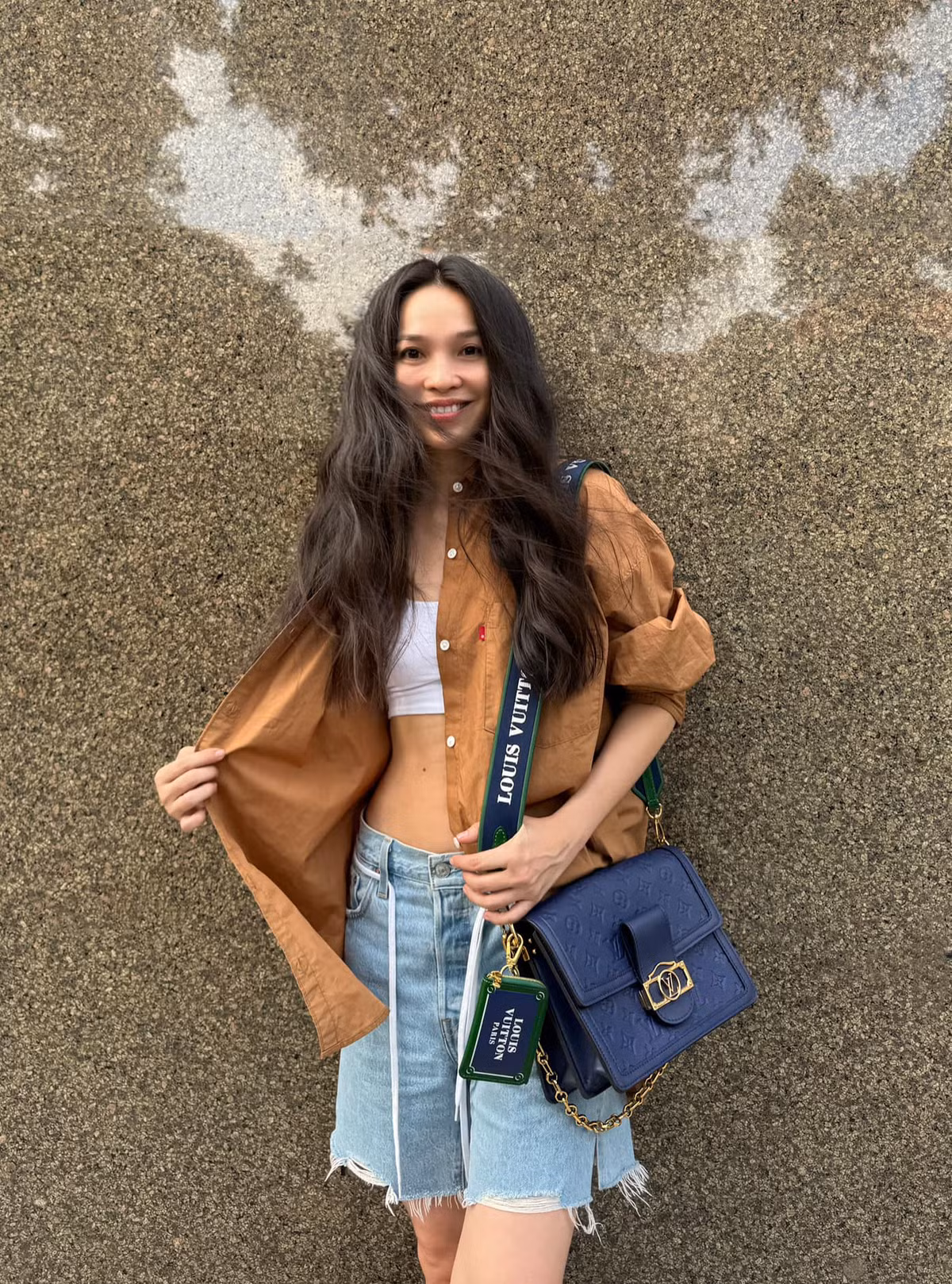 Ca sĩ mê thời trang, thường đăng ảnh trên mạng xã hội, nhận được nhiều lời khen của khán giả về cách phối đồ trẻ trung. Ảnh: FB Hien Thuc