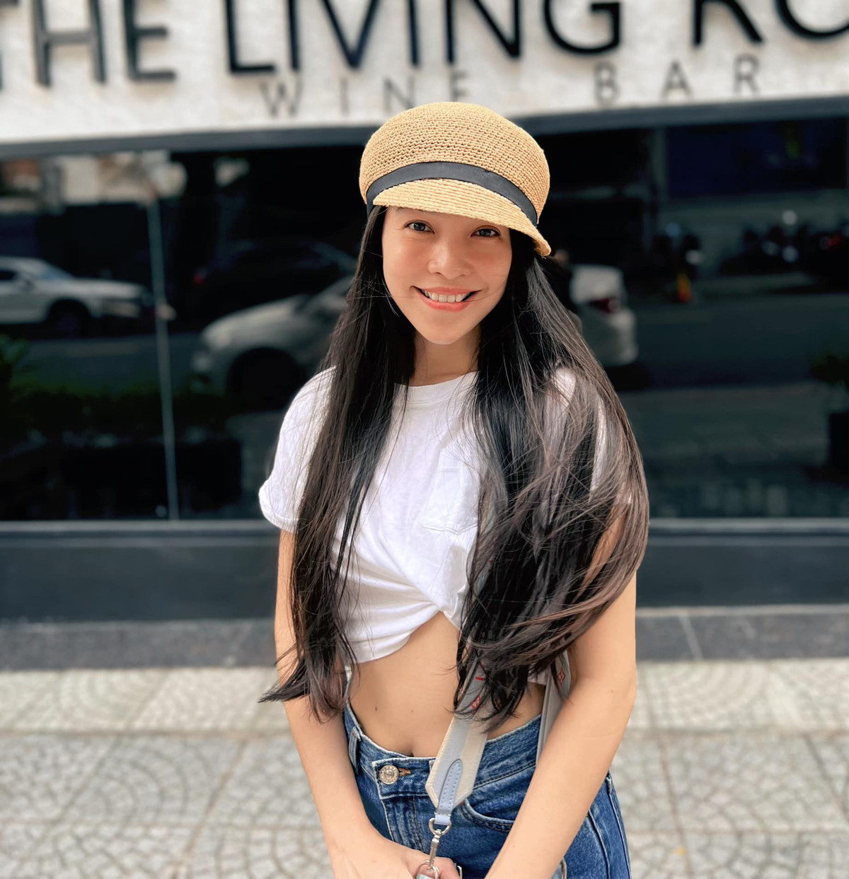 Những chiếc áo ngắn cũn cỡn này giúp nữ ca sĩ Hiền Thục khoe trọn vòng eo thon gọn, săn chắc, phảng phất vẻ đẹp của những cô gái đôi mươi. Ảnh: FB Hien Thuc