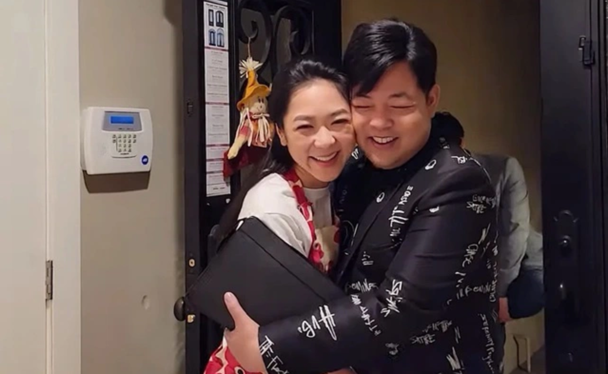 Quang Lê không ngần ngại gọi Hà Thanh Xuân là vợ, thể hiện những hành động thân mật với cô. Vì thế, nhiều người cho rằng họ có mối quan hệ tình cảm đặc biệt trong đời thực.