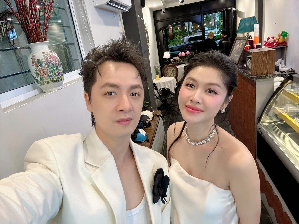 Ca sĩ Đăng Khôi đăng ảnh bên bà xã với dòng chia sẻ tình cảm: "Thiên đường có em". Ảnh: FB Dang Khoi Nguyen