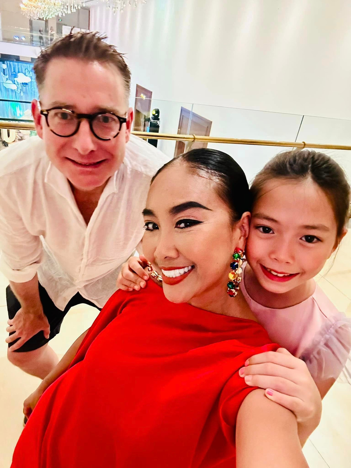 Đoan Trang được chồng Tây và con gái đón sau show diễn. Ảnh: FB Doan Trang