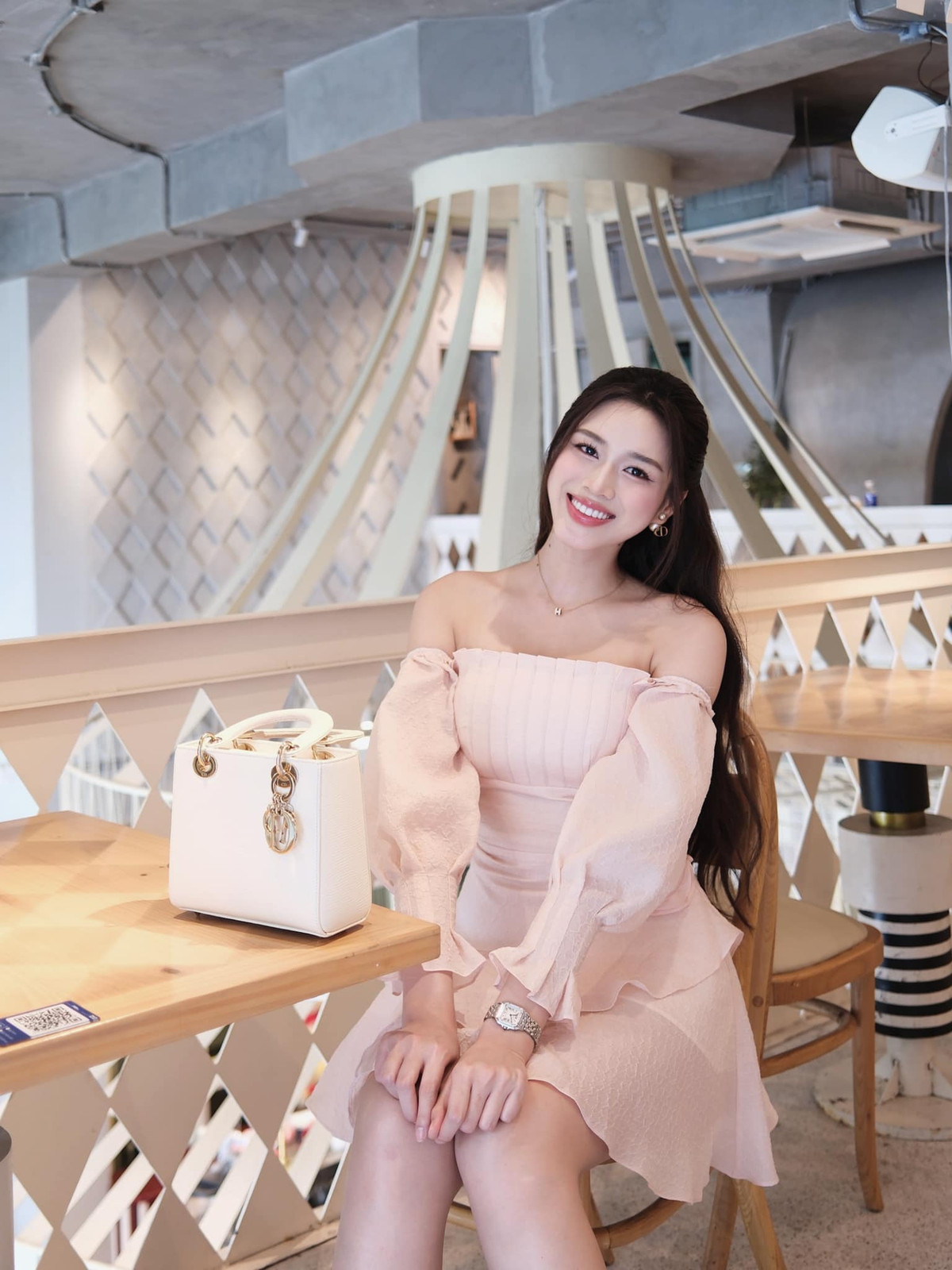 Hoa hậu Đỗ Thị Hà mặc váy tiểu thư, ngồi cafe nhân ngày thời tiết đẹp. Ảnh: FB Đỗ Thị Hà