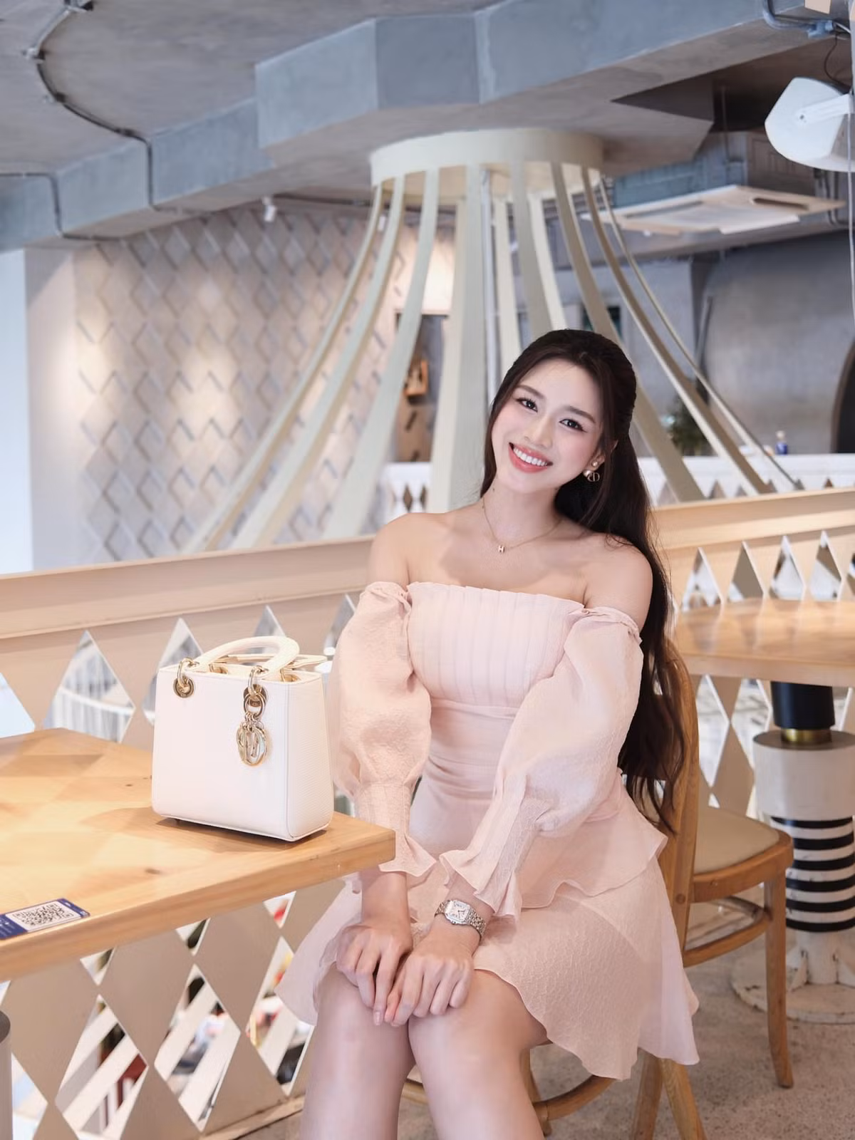 Hoa hậu Đỗ Thị Hà mặc váy tiểu thư, ngồi cafe nhân ngày thời tiết đẹp. Ảnh: FB Đỗ Thị Hà